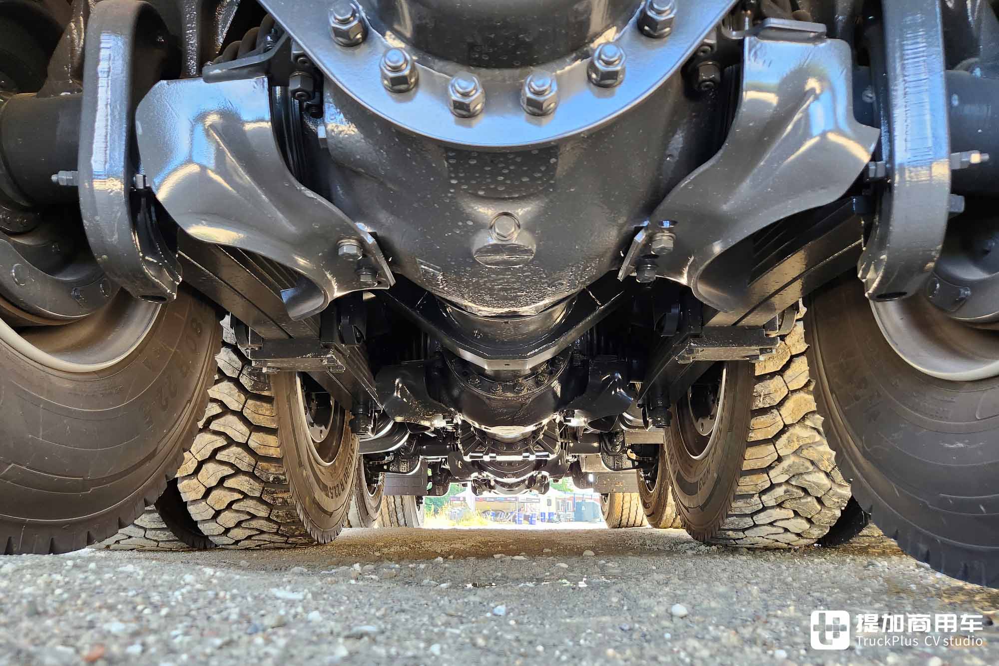 中央脊管车架+摆动半轴,配双联屏内饰,新一代太脱拉Phoenix凤凰实拍 - 第10张 - 提加商用车网 中央脊管车架+摆动半轴,配双联屏内饰,新一代太脱拉Phoenix凤凰实拍 - 第10张