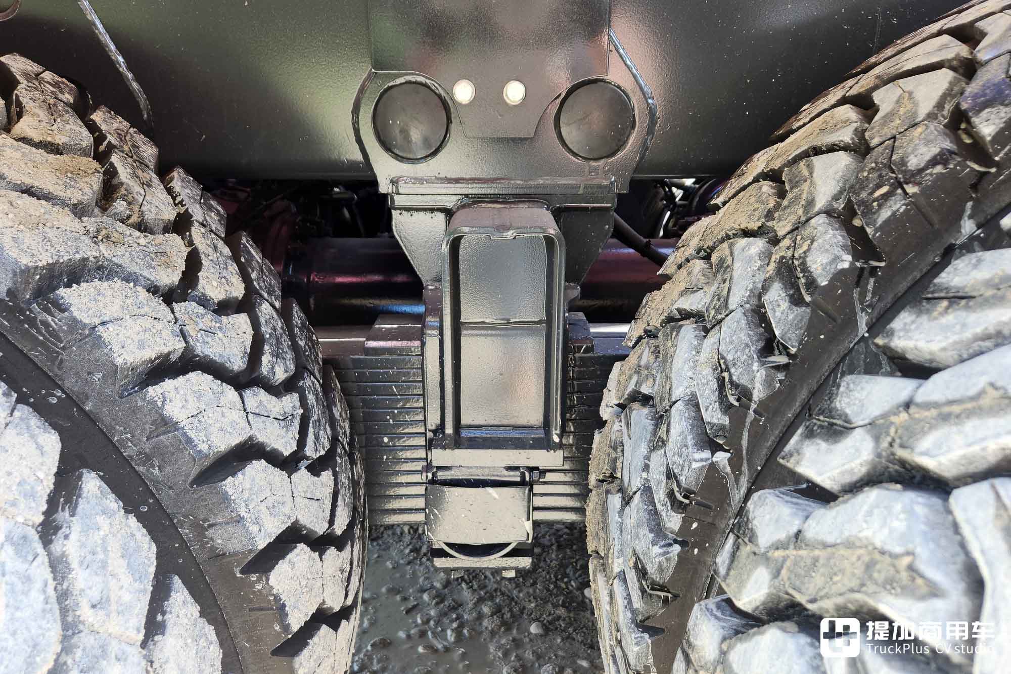 中央脊管车架+摆动半轴,配双联屏内饰,新一代太脱拉Phoenix凤凰实拍 - 第11张 - 提加商用车网 中央脊管车架+摆动半轴,配双联屏内饰,新一代太脱拉Phoenix凤凰实拍 - 第11张