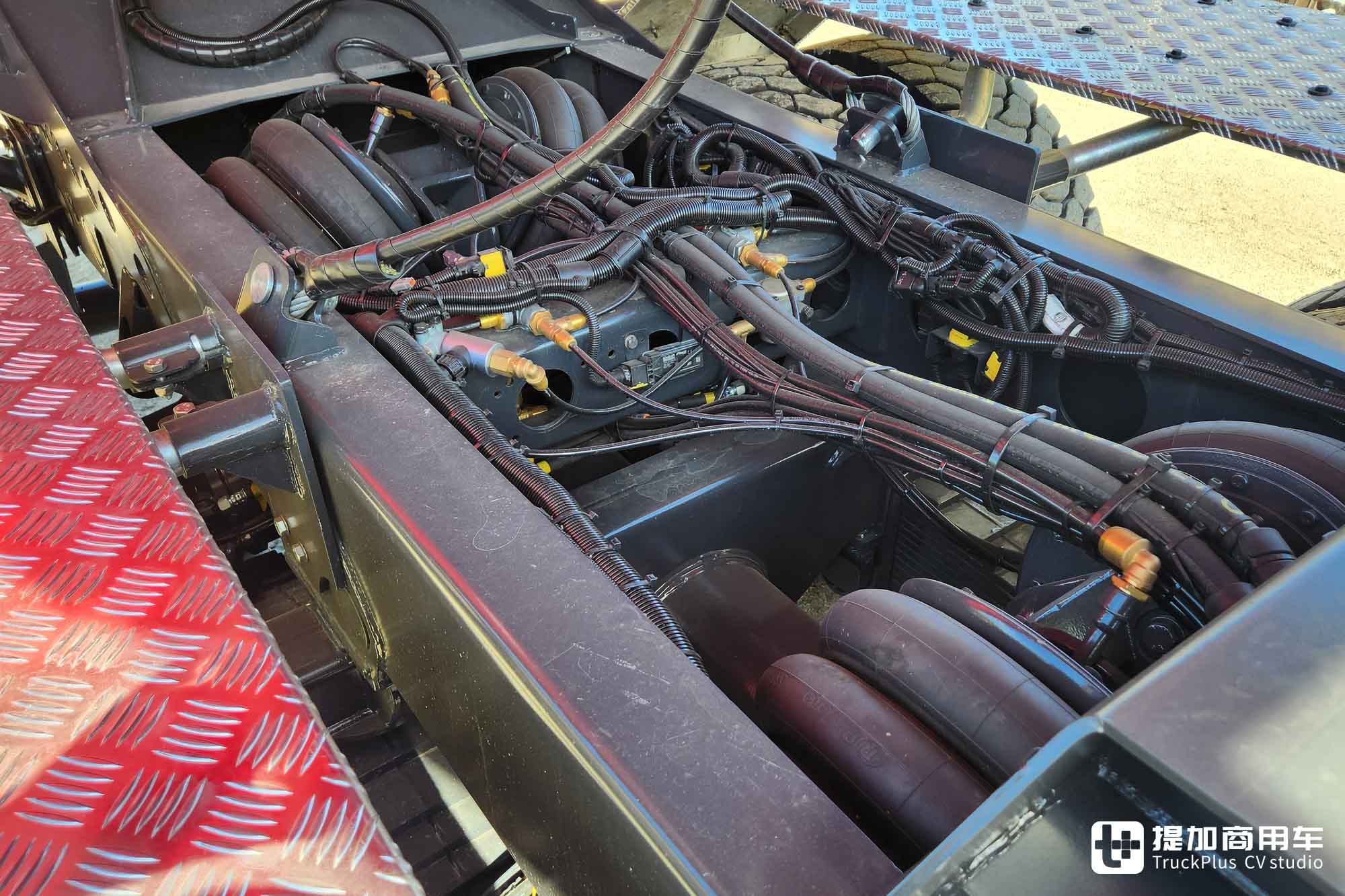 中央脊管车架+摆动半轴,配双联屏内饰,新一代太脱拉Phoenix凤凰实拍 - 第12张 - 提加商用车网 中央脊管车架+摆动半轴,配双联屏内饰,新一代太脱拉Phoenix凤凰实拍 - 第12张