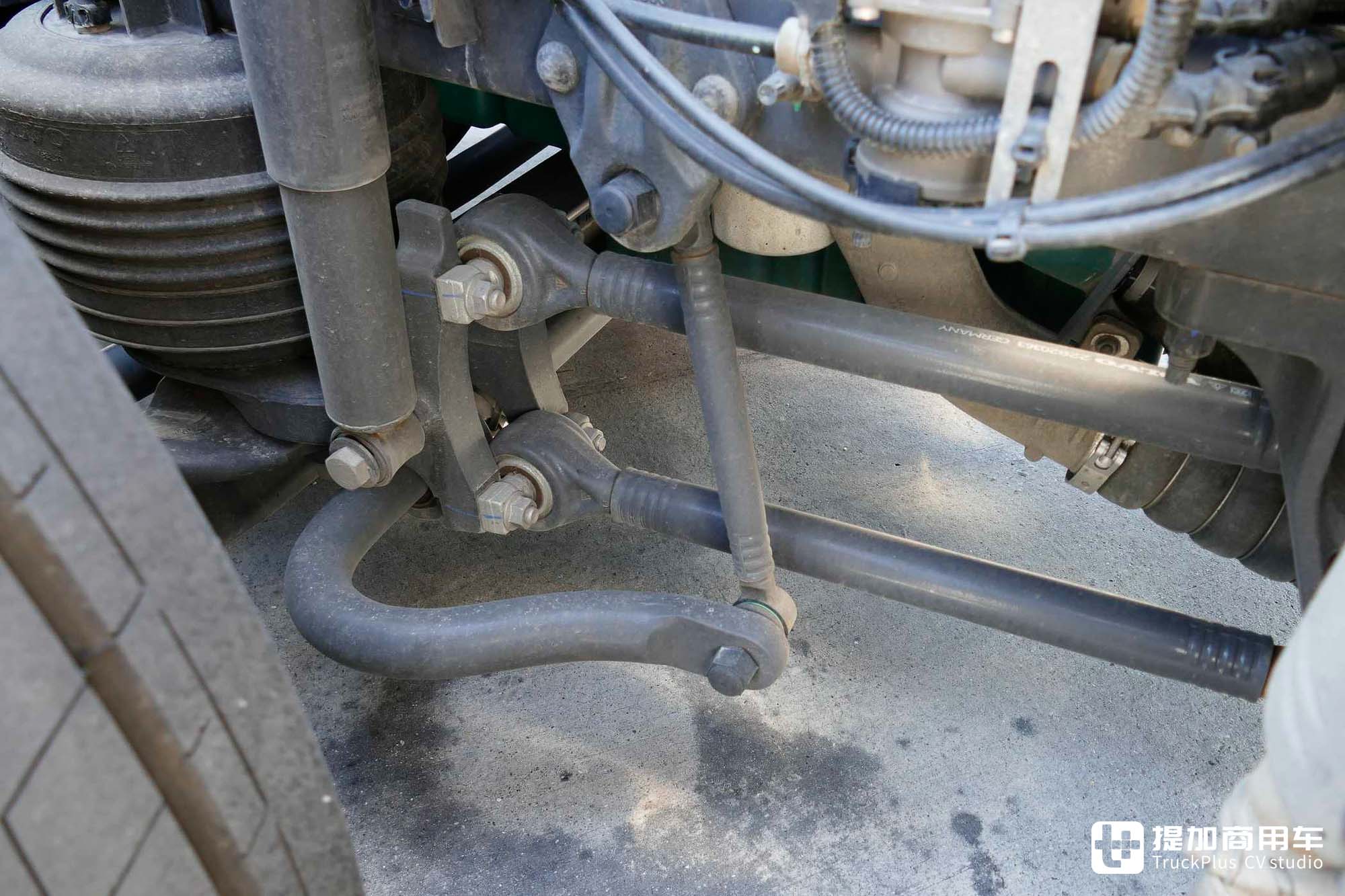 全车空气悬挂,生活设施丰富,顶配的沃尔沃FM 380 6x2载货车了解一下 - 第13张 - 提加商用车网 全车空气悬挂,生活设施丰富,顶配的沃尔沃FM 380 6x2载货车了解一下 - 第13张