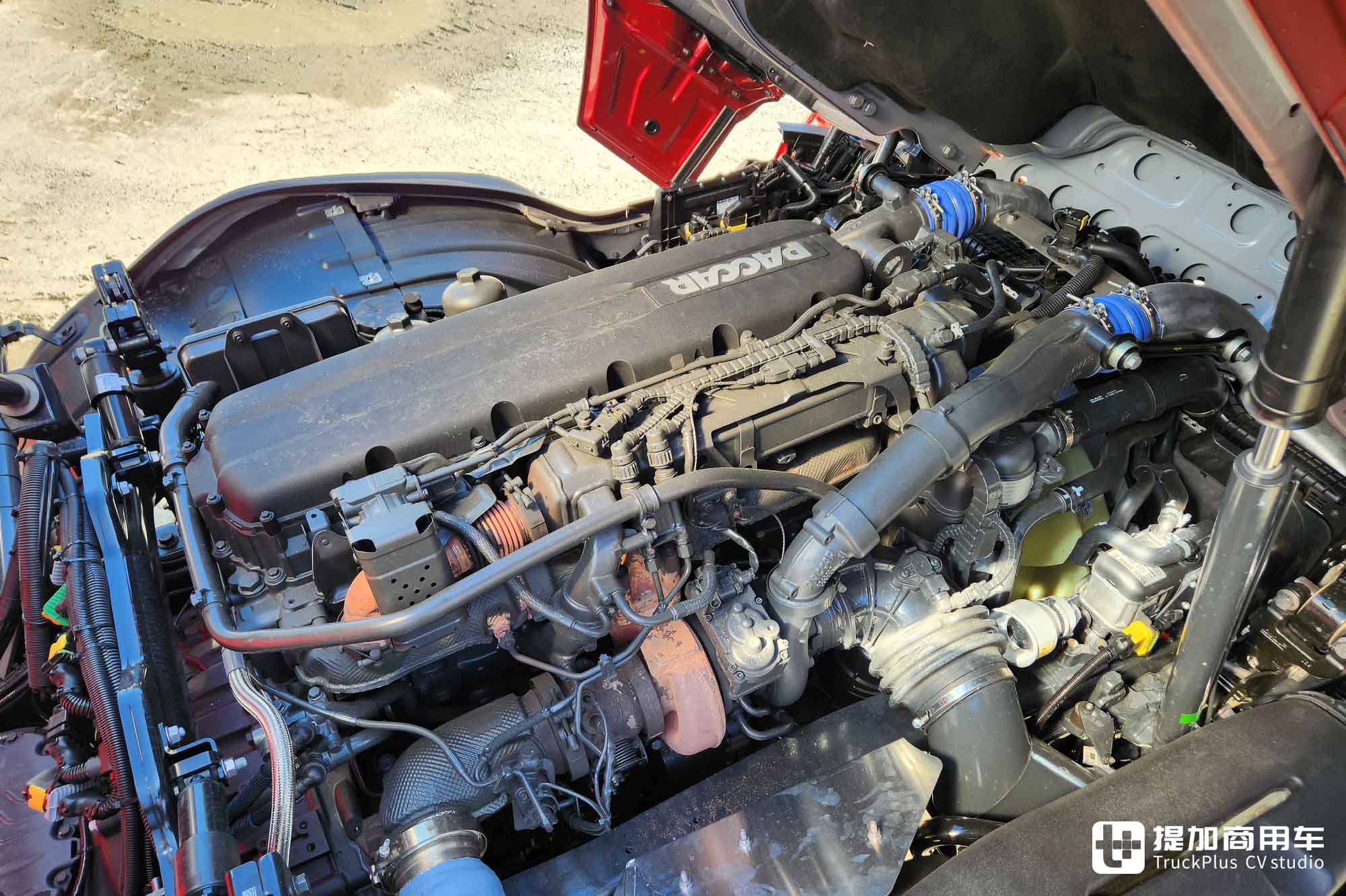 中央脊管车架+摆动半轴,配双联屏内饰,新一代太脱拉Phoenix凤凰实拍 - 第14张 - 提加商用车网 中央脊管车架+摆动半轴,配双联屏内饰,新一代太脱拉Phoenix凤凰实拍 - 第14张