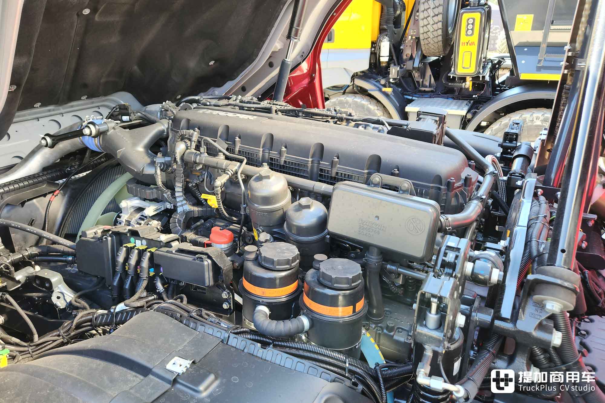 中央脊管车架+摆动半轴,配双联屏内饰,新一代太脱拉Phoenix凤凰实拍 - 第15张 - 提加商用车网 中央脊管车架+摆动半轴,配双联屏内饰,新一代太脱拉Phoenix凤凰实拍 - 第15张