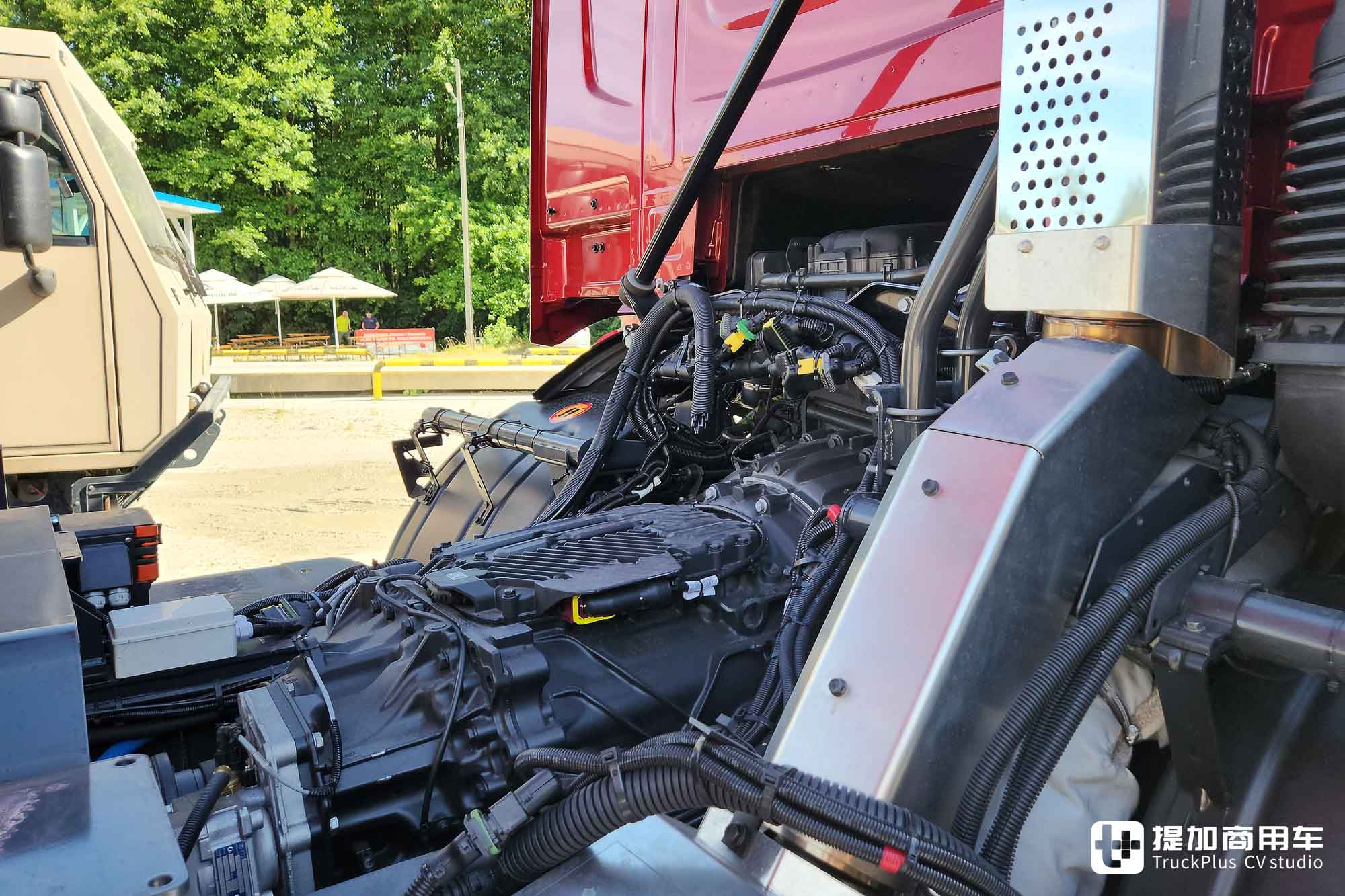 中央脊管车架+摆动半轴,配双联屏内饰,新一代太脱拉Phoenix凤凰实拍 - 第16张 - 提加商用车网 中央脊管车架+摆动半轴,配双联屏内饰,新一代太脱拉Phoenix凤凰实拍 - 第16张