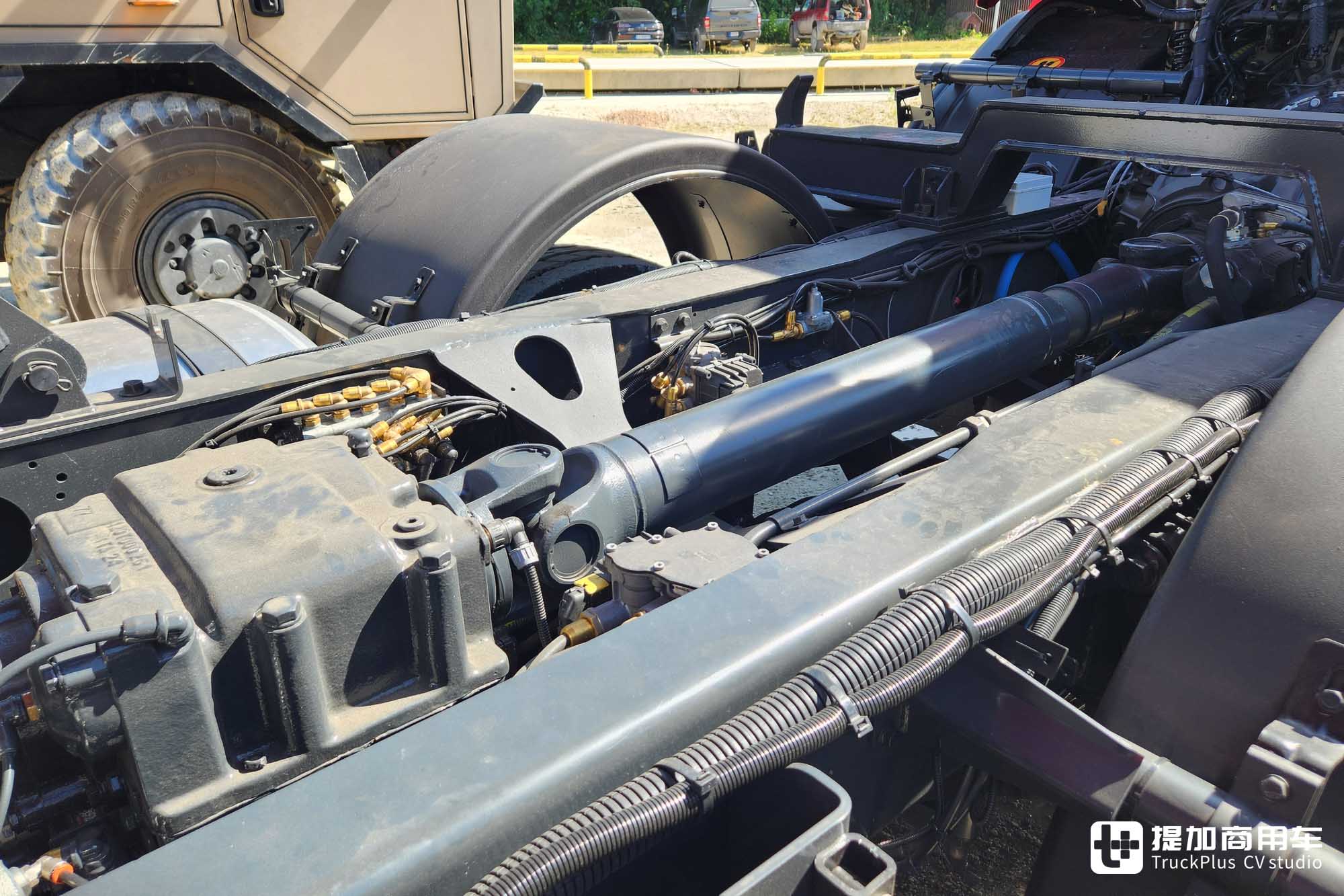 中央脊管车架+摆动半轴,配双联屏内饰,新一代太脱拉Phoenix凤凰实拍 - 第17张 - 提加商用车网 中央脊管车架+摆动半轴,配双联屏内饰,新一代太脱拉Phoenix凤凰实拍 - 第17张