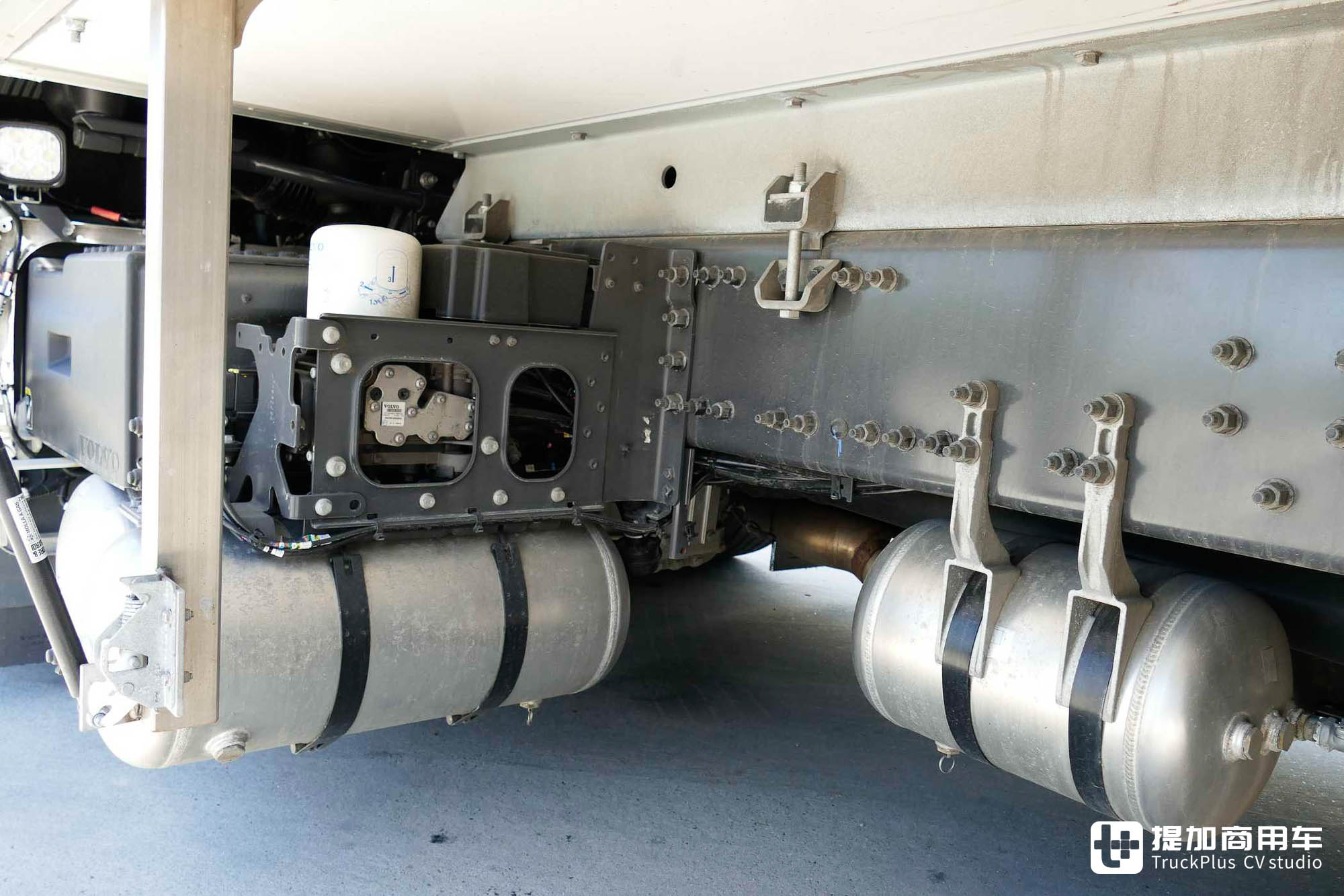 全车空气悬挂,生活设施丰富,顶配的沃尔沃FM 380 6x2载货车了解一下 - 第17张 - 提加商用车网 全车空气悬挂,生活设施丰富,顶配的沃尔沃FM 380 6x2载货车了解一下 - 第17张