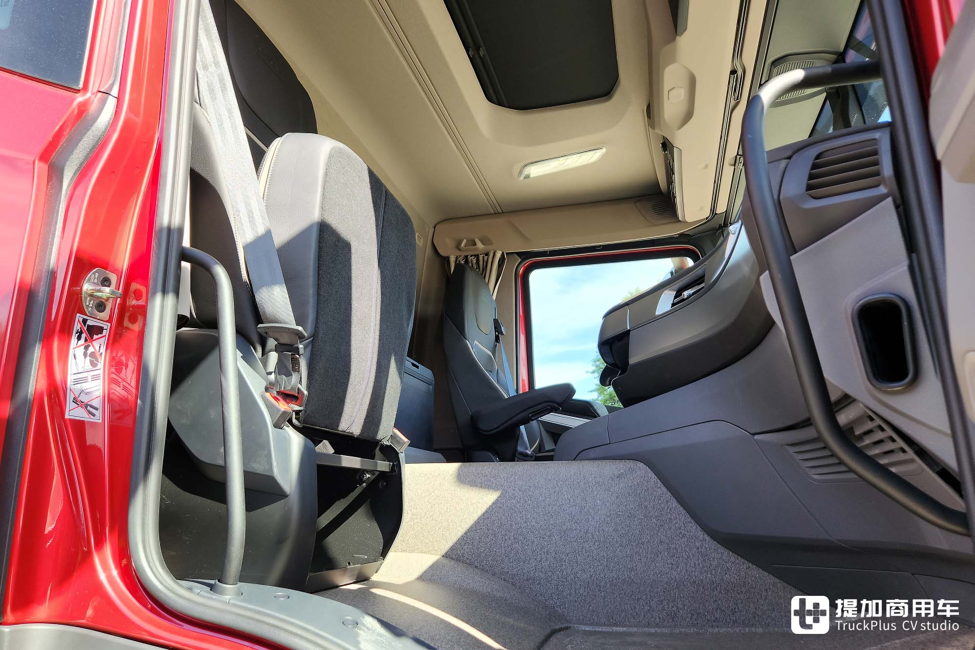 中央脊管车架+摆动半轴,配双联屏内饰,新一代太脱拉Phoenix凤凰实拍 - 第18张 - 提加商用车网 中央脊管车架+摆动半轴,配双联屏内饰,新一代太脱拉Phoenix凤凰实拍 - 第18张