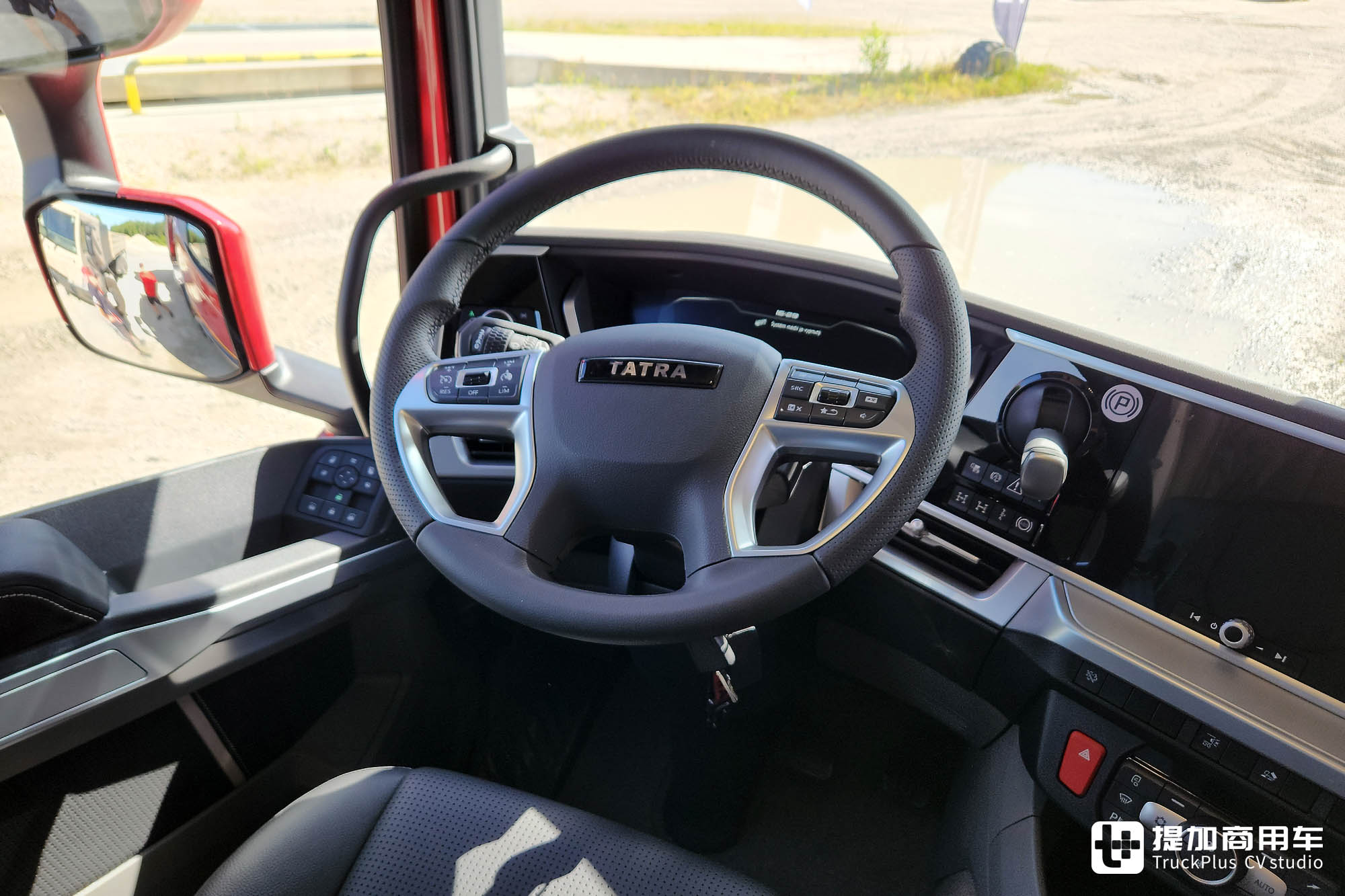 中央脊管车架+摆动半轴,配双联屏内饰,新一代太脱拉Phoenix凤凰实拍 - 第19张 - 提加商用车网 中央脊管车架+摆动半轴,配双联屏内饰,新一代太脱拉Phoenix凤凰实拍 - 第19张