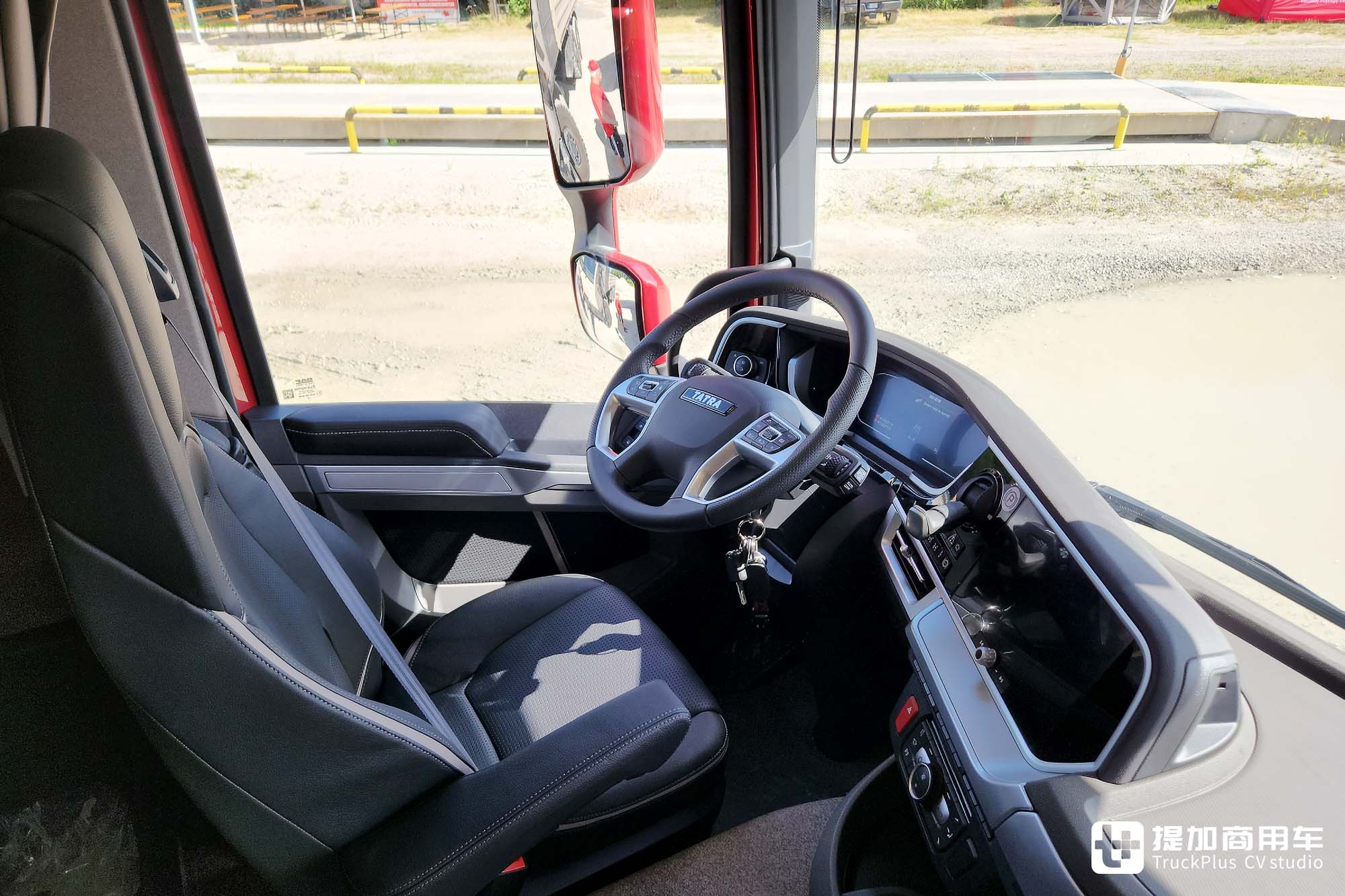 中央脊管车架+摆动半轴,配双联屏内饰,新一代太脱拉Phoenix凤凰实拍 - 第20张 - 提加商用车网 中央脊管车架+摆动半轴,配双联屏内饰,新一代太脱拉Phoenix凤凰实拍 - 第20张