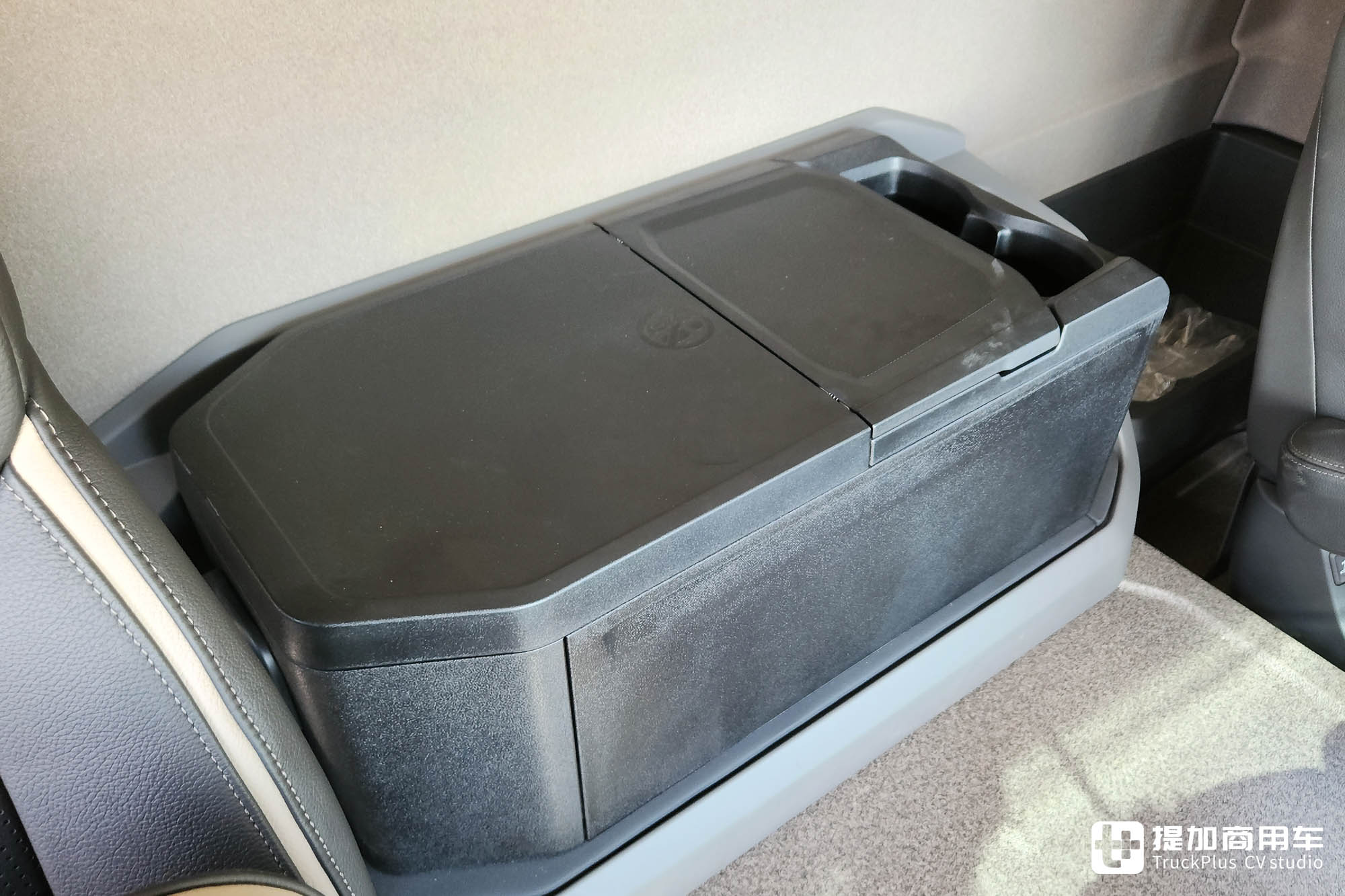 中央脊管车架+摆动半轴,配双联屏内饰,新一代太脱拉Phoenix凤凰实拍 - 第21张 - 提加商用车网 中央脊管车架+摆动半轴,配双联屏内饰,新一代太脱拉Phoenix凤凰实拍 - 第21张