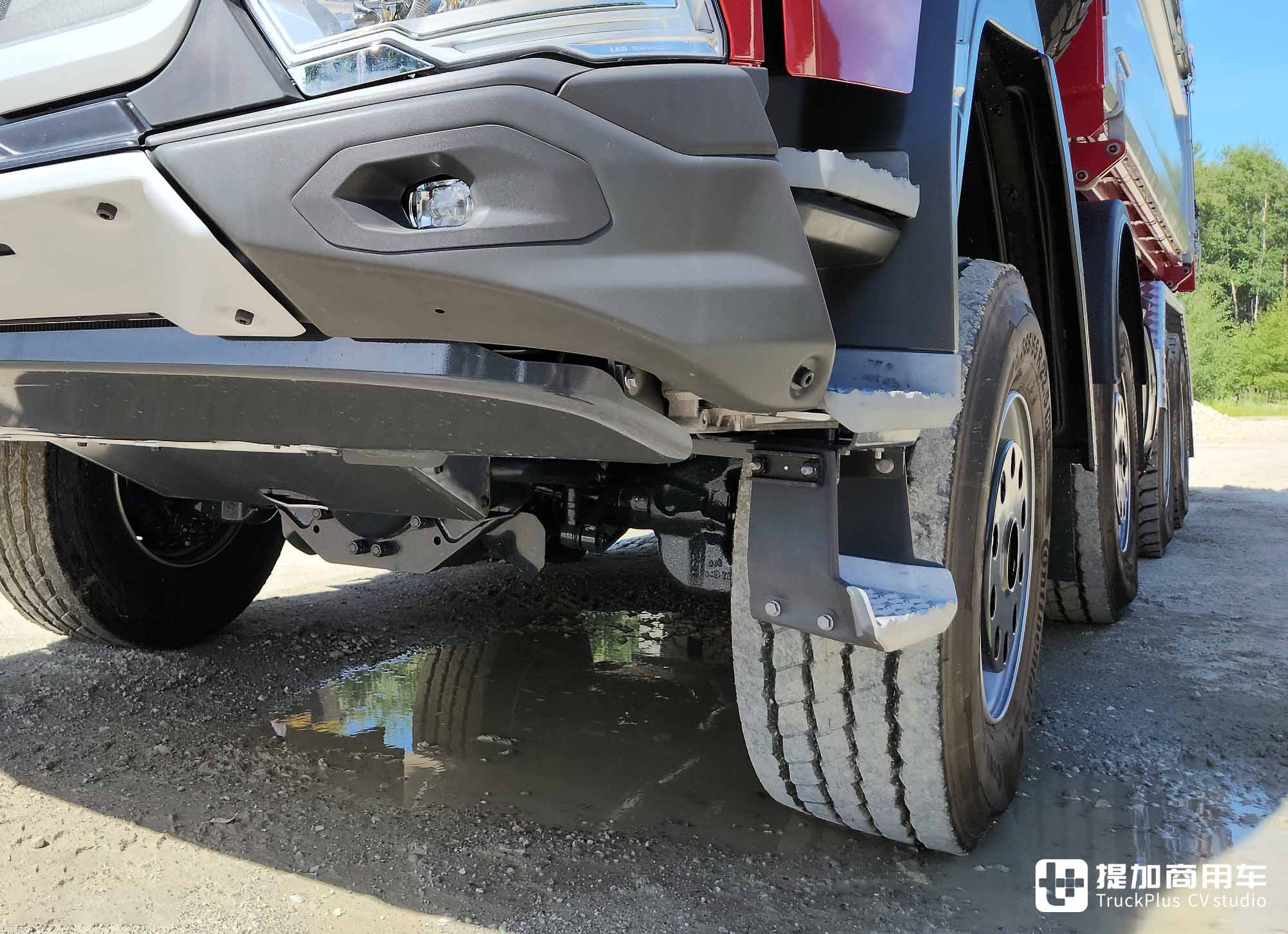 中央脊管车架+摆动半轴,配双联屏内饰,新一代太脱拉Phoenix凤凰实拍 - 第22张 - 提加商用车网 中央脊管车架+摆动半轴,配双联屏内饰,新一代太脱拉Phoenix凤凰实拍 - 第22张