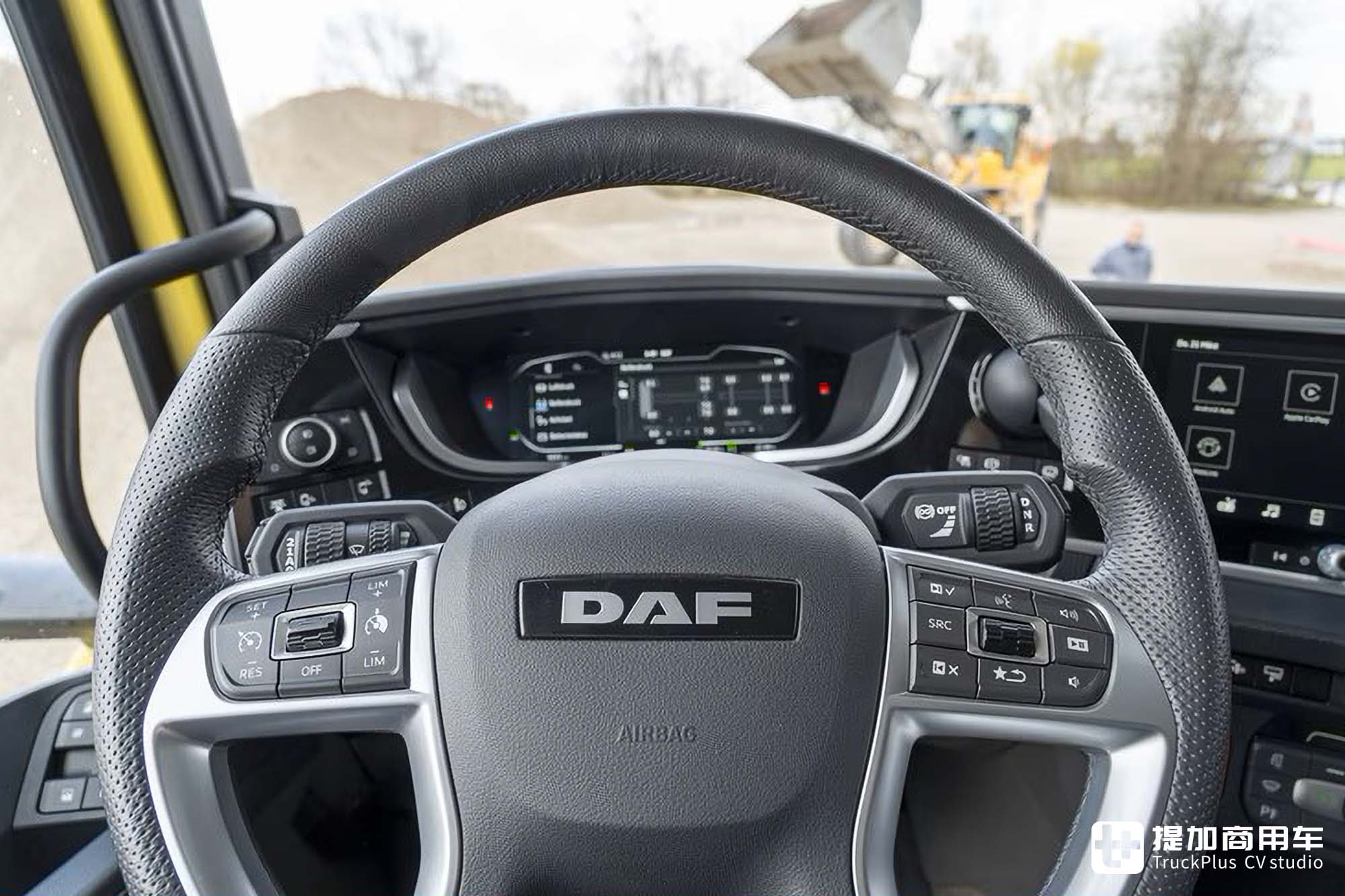 是牵引车也是工程车,公路&越野性能都强悍,达夫XFC工程牵引车实拍 - 第23张 - 提加商用车网 是牵引车也是工程车,公路&越野性能都强悍,达夫XFC工程牵引车实拍 - 第23张