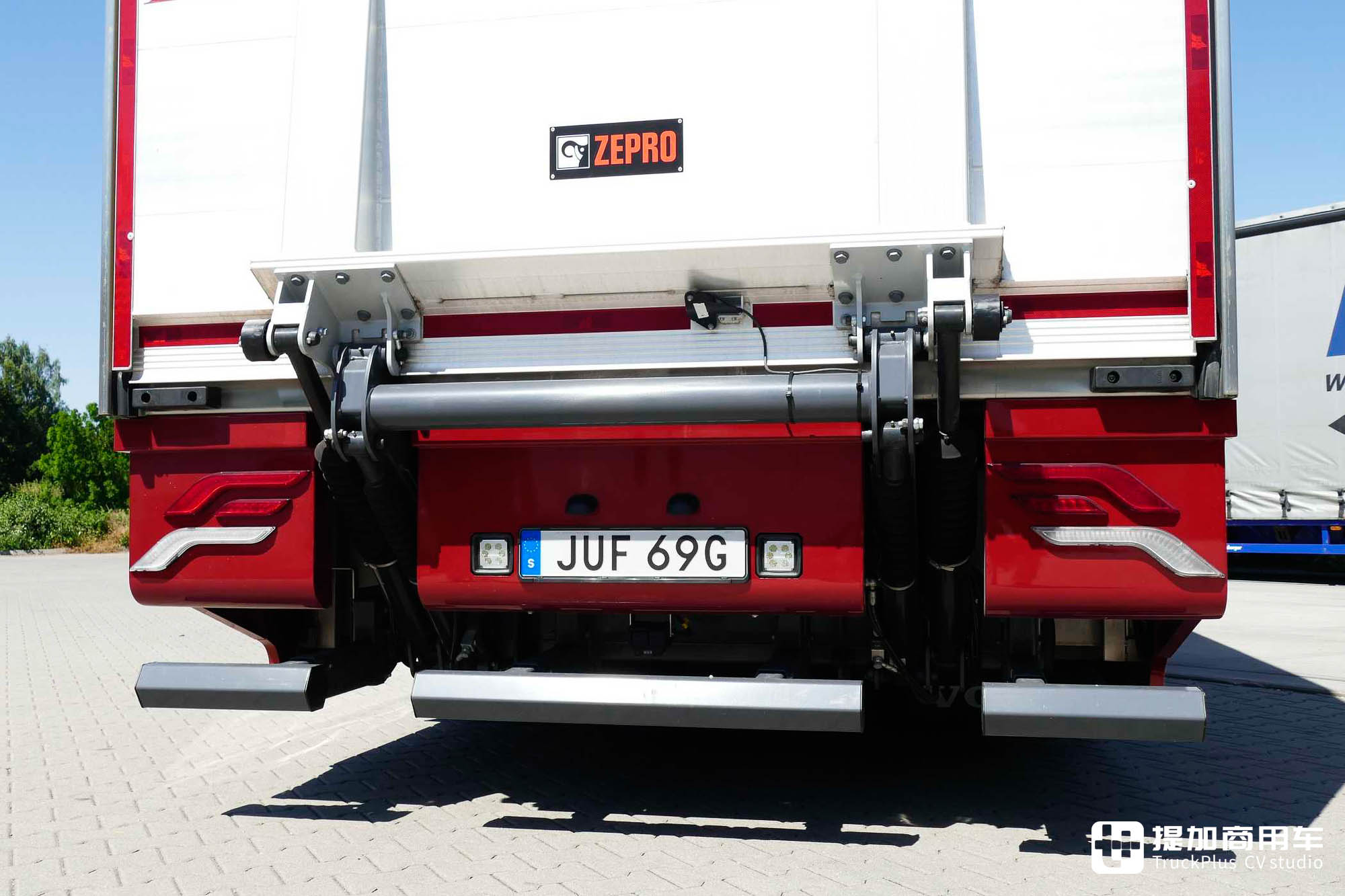 全车空气悬挂,生活设施丰富,顶配的沃尔沃FM 380 6x2载货车了解一下 - 第24张 - 提加商用车网 全车空气悬挂,生活设施丰富,顶配的沃尔沃FM 380 6x2载货车了解一下 - 第24张