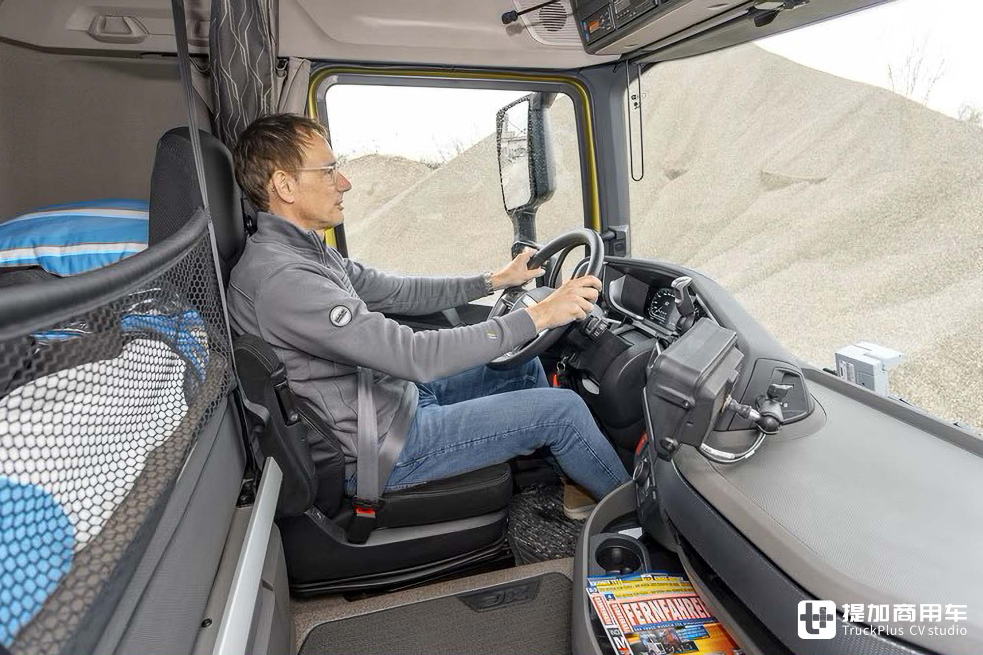 是牵引车也是工程车,公路&越野性能都强悍,达夫XFC工程牵引车实拍 - 第25张 - 提加商用车网 是牵引车也是工程车,公路&越野性能都强悍,达夫XFC工程牵引车实拍 - 第25张