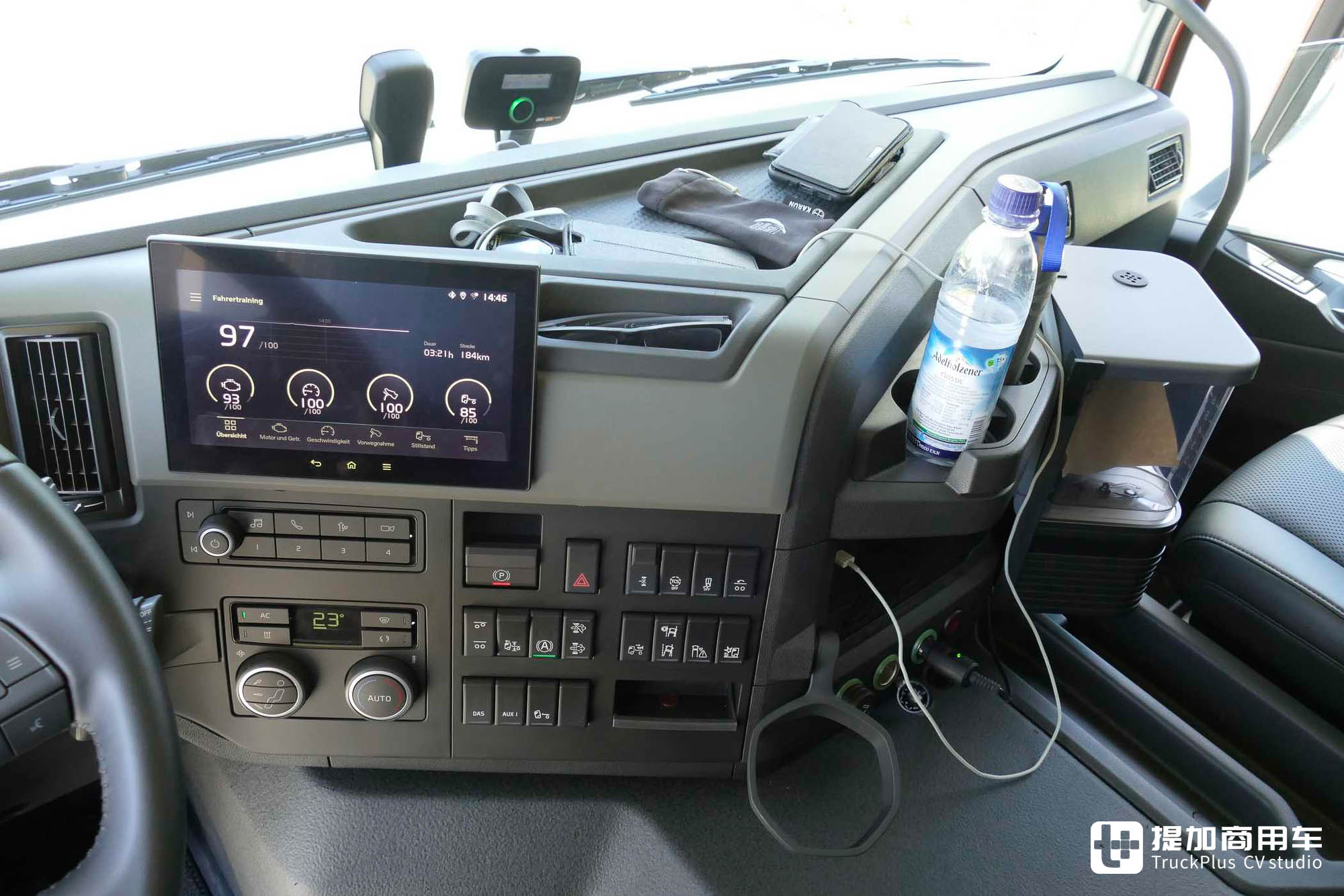 全车空气悬挂,生活设施丰富,顶配的沃尔沃FM 380 6x2载货车了解一下 - 第33张 - 提加商用车网 全车空气悬挂,生活设施丰富,顶配的沃尔沃FM 380 6x2载货车了解一下 - 第33张