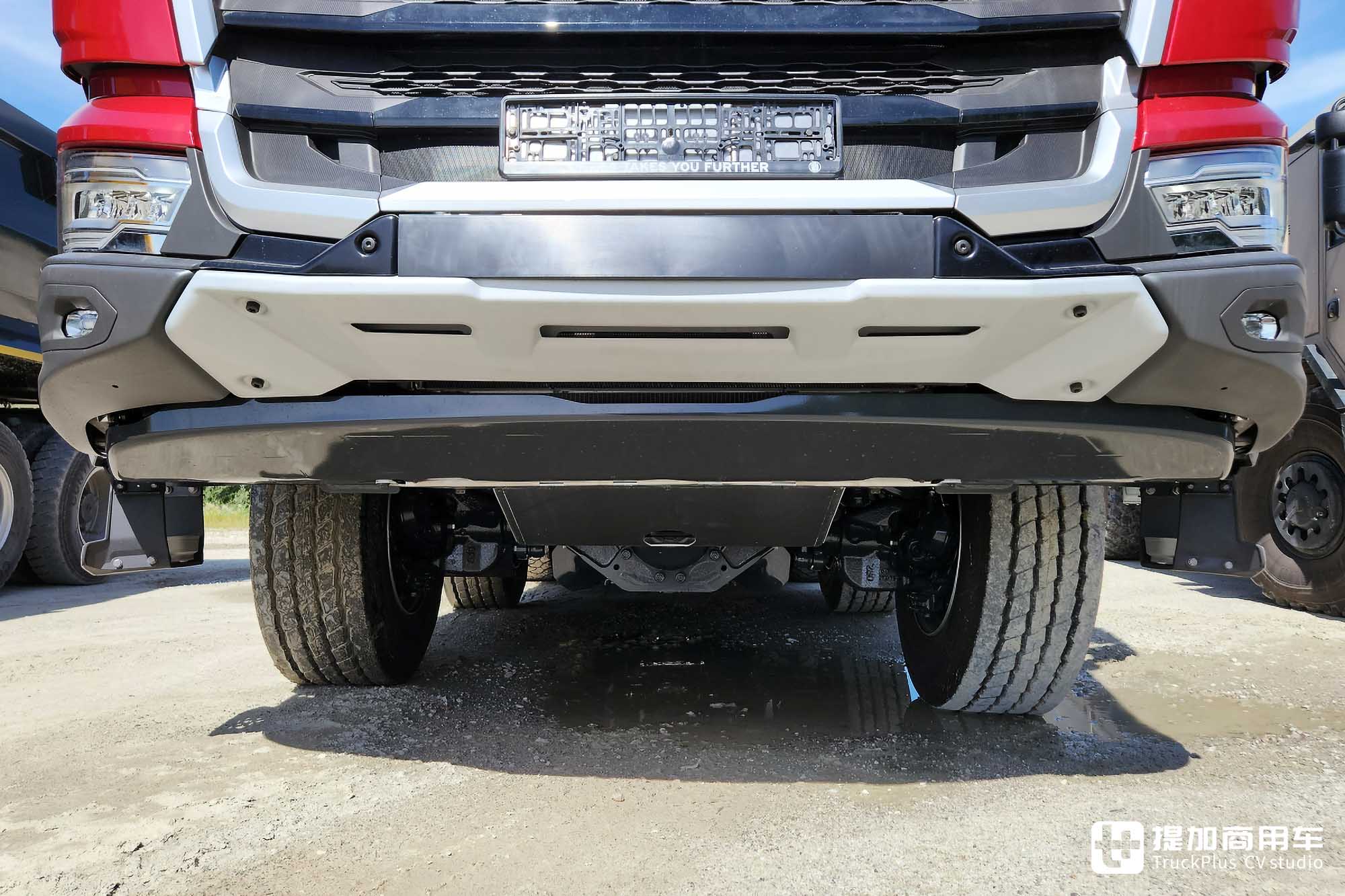 中央脊管车架+摆动半轴,配双联屏内饰,新一代太脱拉Phoenix凤凰实拍 - 第4张 - 提加商用车网 中央脊管车架+摆动半轴,配双联屏内饰,新一代太脱拉Phoenix凤凰实拍 - 第4张