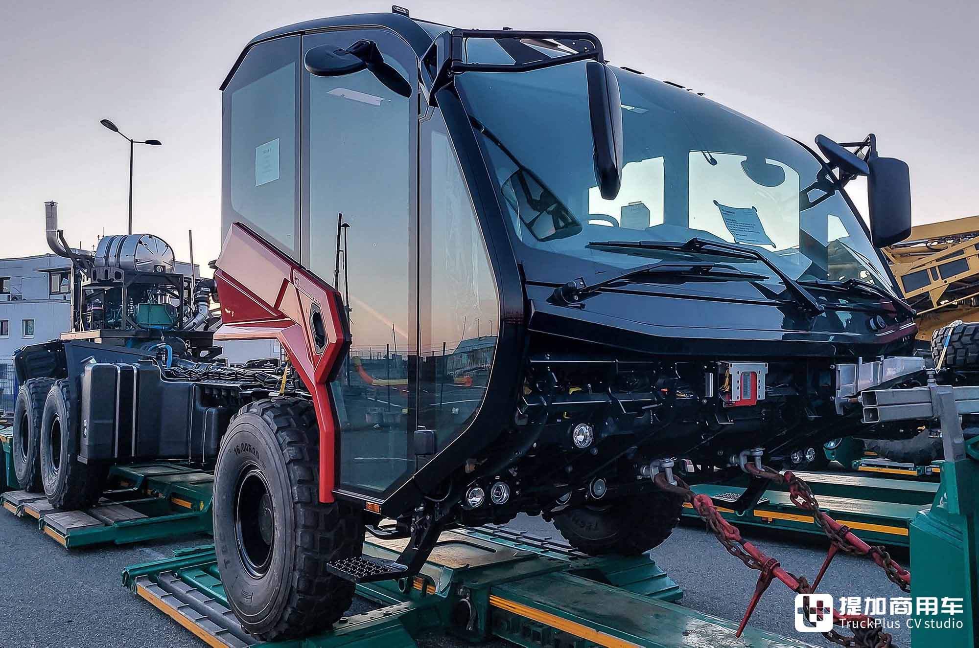 后置750匹发动机+AT变速箱,带你看卢森宝亚美洲豹6x6机场消防车的超强底盘 - 第4张 - 提加商用车网 后置750匹发动机+AT变速箱,带你看卢森宝亚美洲豹6x6机场消防车的超强底盘 - 第4张