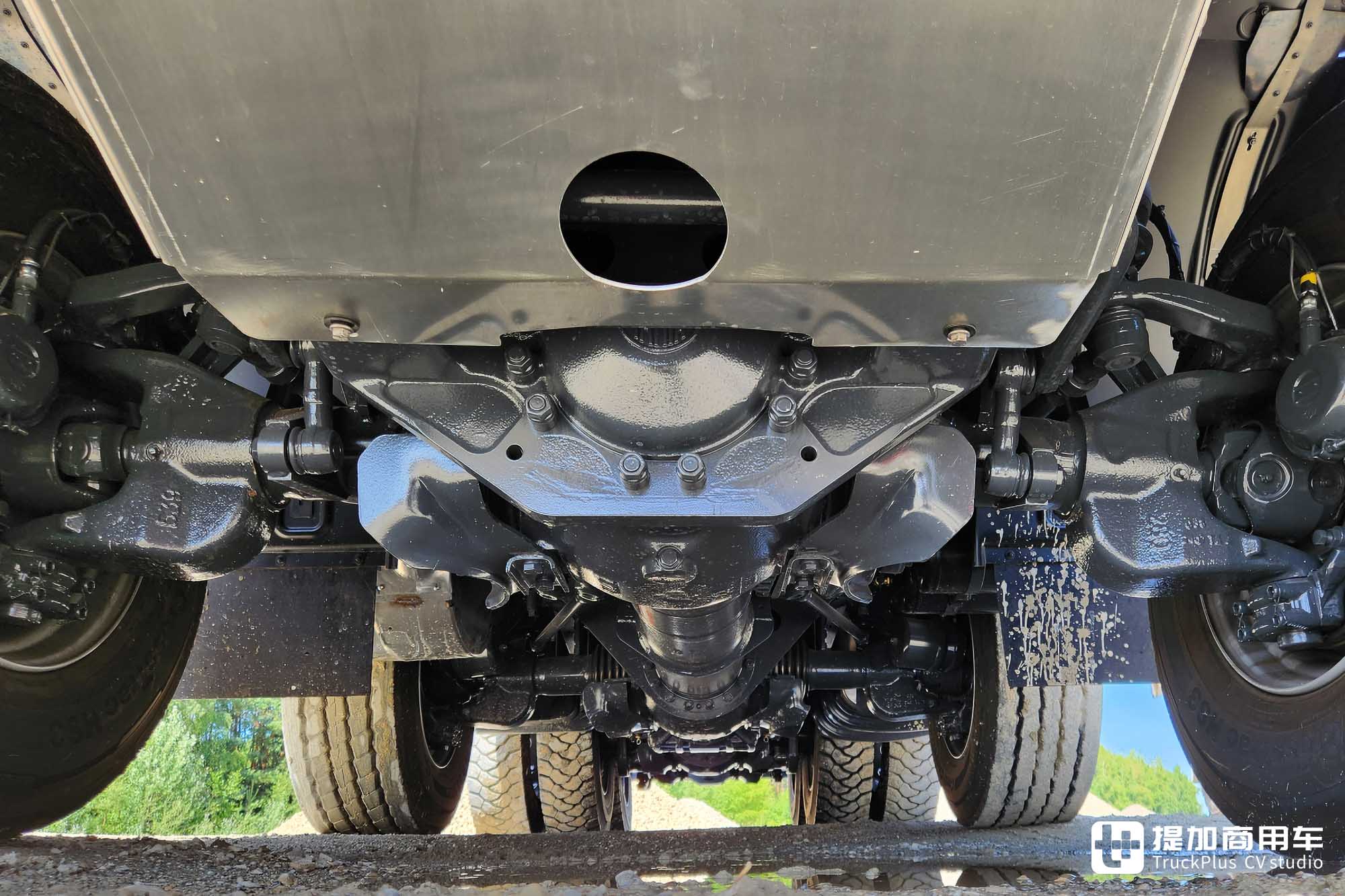 中央脊管车架+摆动半轴,配双联屏内饰,新一代太脱拉Phoenix凤凰实拍 - 第5张 - 提加商用车网 中央脊管车架+摆动半轴,配双联屏内饰,新一代太脱拉Phoenix凤凰实拍 - 第5张