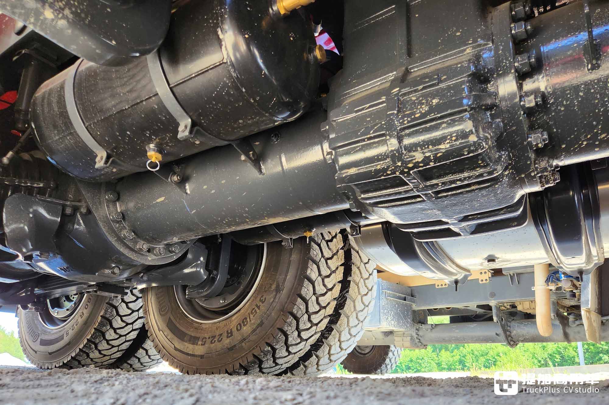 中央脊管车架+摆动半轴,配双联屏内饰,新一代太脱拉Phoenix凤凰实拍 - 第6张 - 提加商用车网 中央脊管车架+摆动半轴,配双联屏内饰,新一代太脱拉Phoenix凤凰实拍 - 第6张