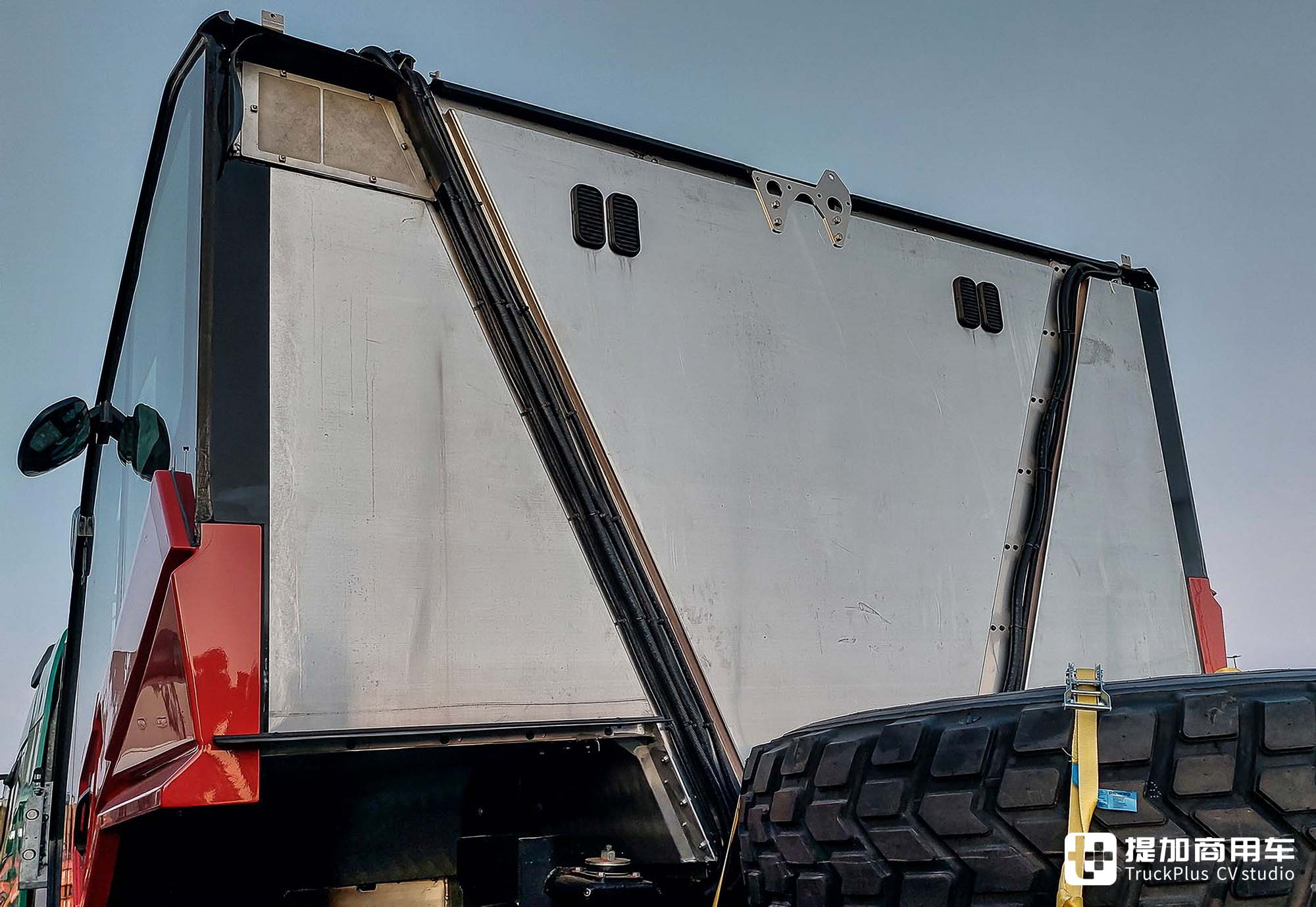 后置750匹发动机+AT变速箱,带你看卢森宝亚美洲豹6x6机场消防车的超强底盘 - 第6张 - 提加商用车网 后置750匹发动机+AT变速箱,带你看卢森宝亚美洲豹6x6机场消防车的超强底盘 - 第6张