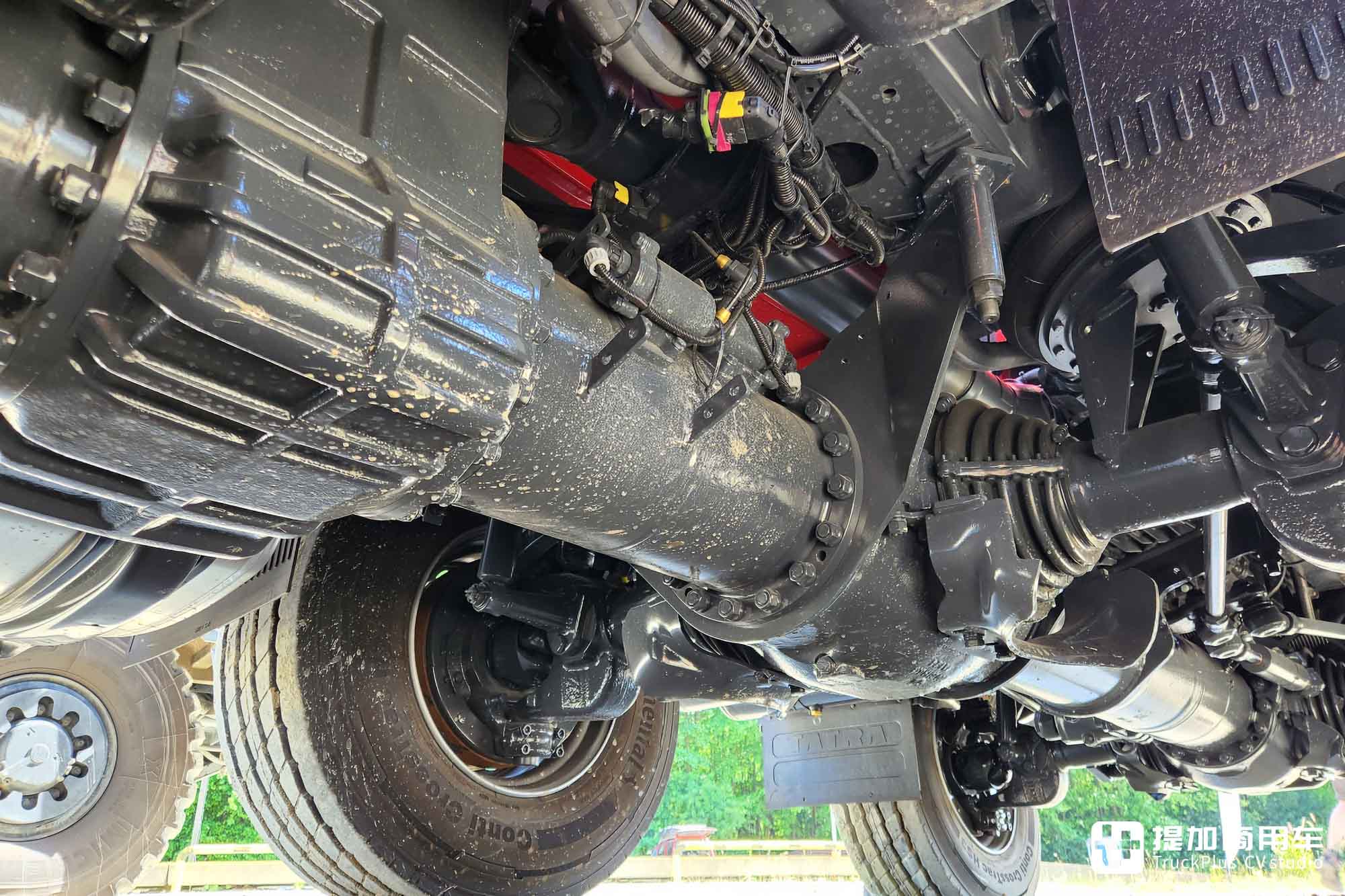 中央脊管车架+摆动半轴,配双联屏内饰,新一代太脱拉Phoenix凤凰实拍 - 第7张 - 提加商用车网 中央脊管车架+摆动半轴,配双联屏内饰,新一代太脱拉Phoenix凤凰实拍 - 第7张