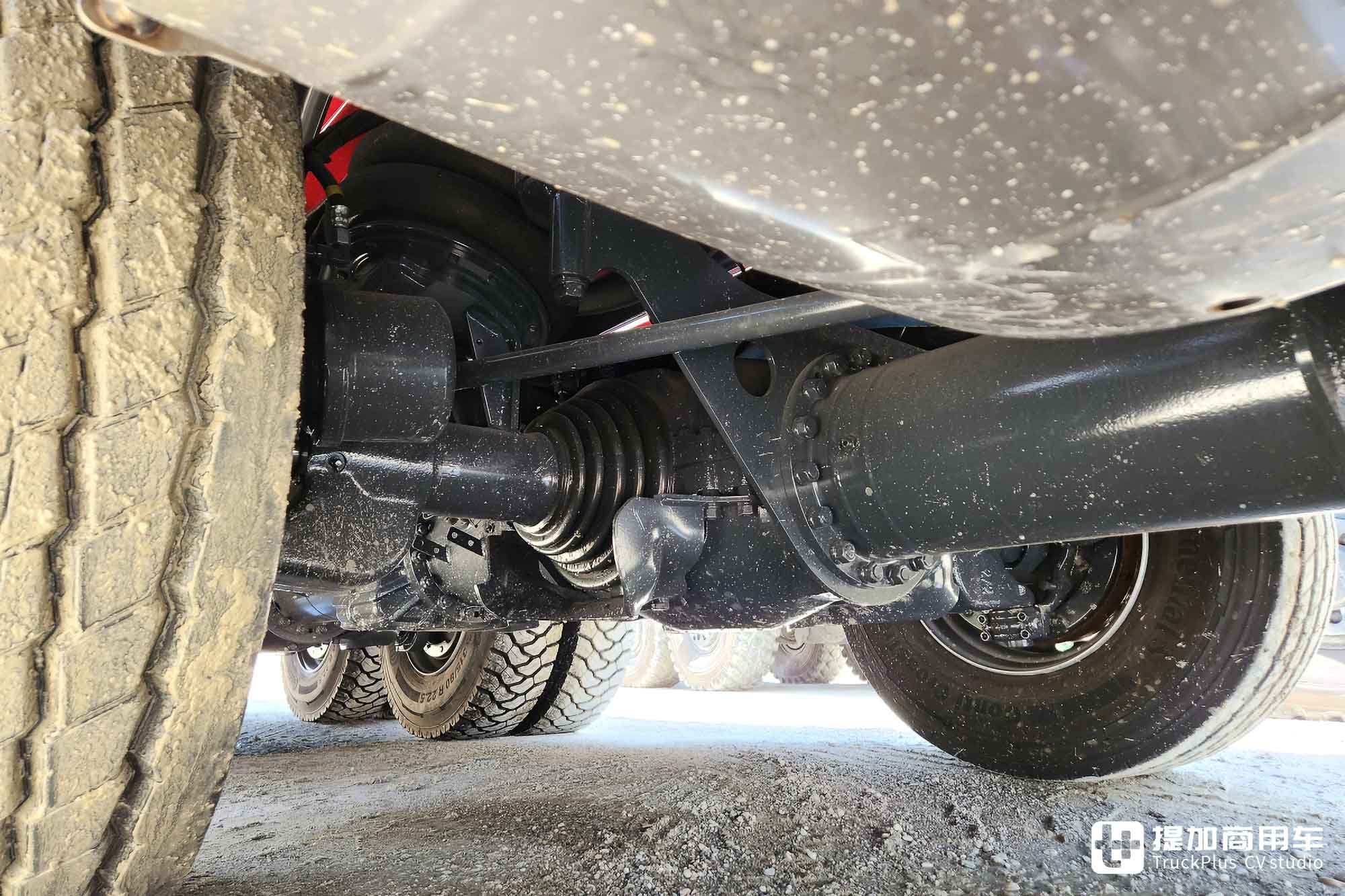 中央脊管车架+摆动半轴,配双联屏内饰,新一代太脱拉Phoenix凤凰实拍 - 第9张 - 提加商用车网 中央脊管车架+摆动半轴,配双联屏内饰,新一代太脱拉Phoenix凤凰实拍 - 第9张