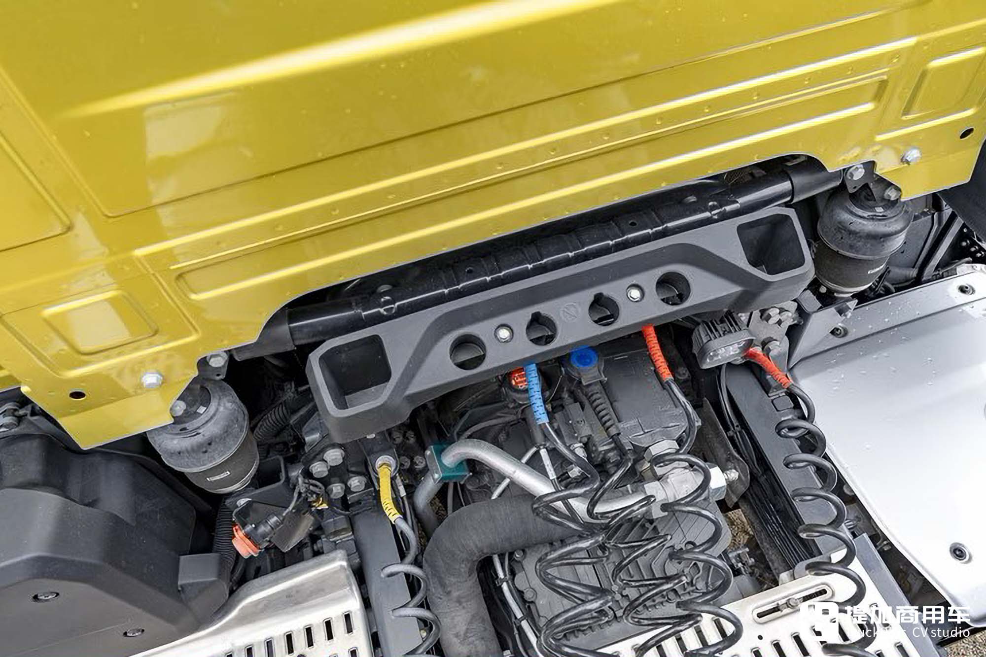 是牵引车也是工程车,公路&越野性能都强悍,达夫XFC工程牵引车实拍 - 第9张 - 提加商用车网 是牵引车也是工程车,公路&越野性能都强悍,达夫XFC工程牵引车实拍 - 第9张