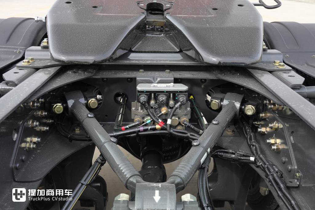 15L大马力燃气机助力,人性化驾驶室设计,乘龙H7 大马力LNG牵引车实拍 - 第11张 - 提加商用车网 15L大马力燃气机助力,人性化驾驶室设计,乘龙H7 大马力LNG牵引车实拍 - 第11张
