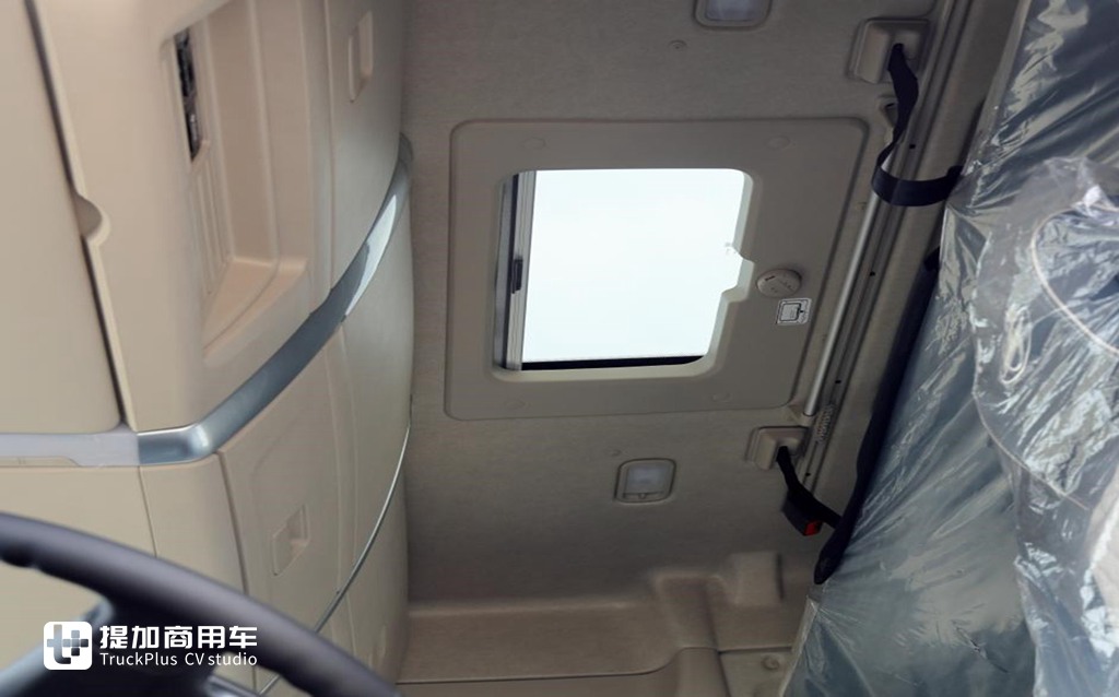 15L大马力燃气机助力,人性化驾驶室设计,乘龙H7 大马力LNG牵引车实拍 - 第4张 - 提加商用车网 15L大马力燃气机助力,人性化驾驶室设计,乘龙H7 大马力LNG牵引车实拍 - 第4张