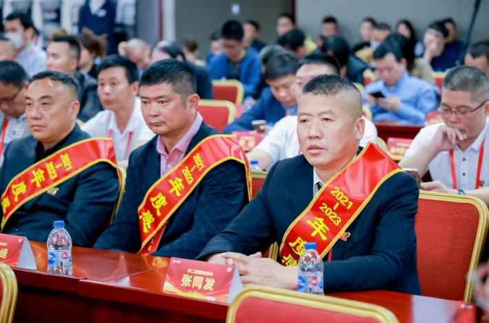 四十年风雨同舟，张同发与东风多利卡的卡车生涯 - 第1张