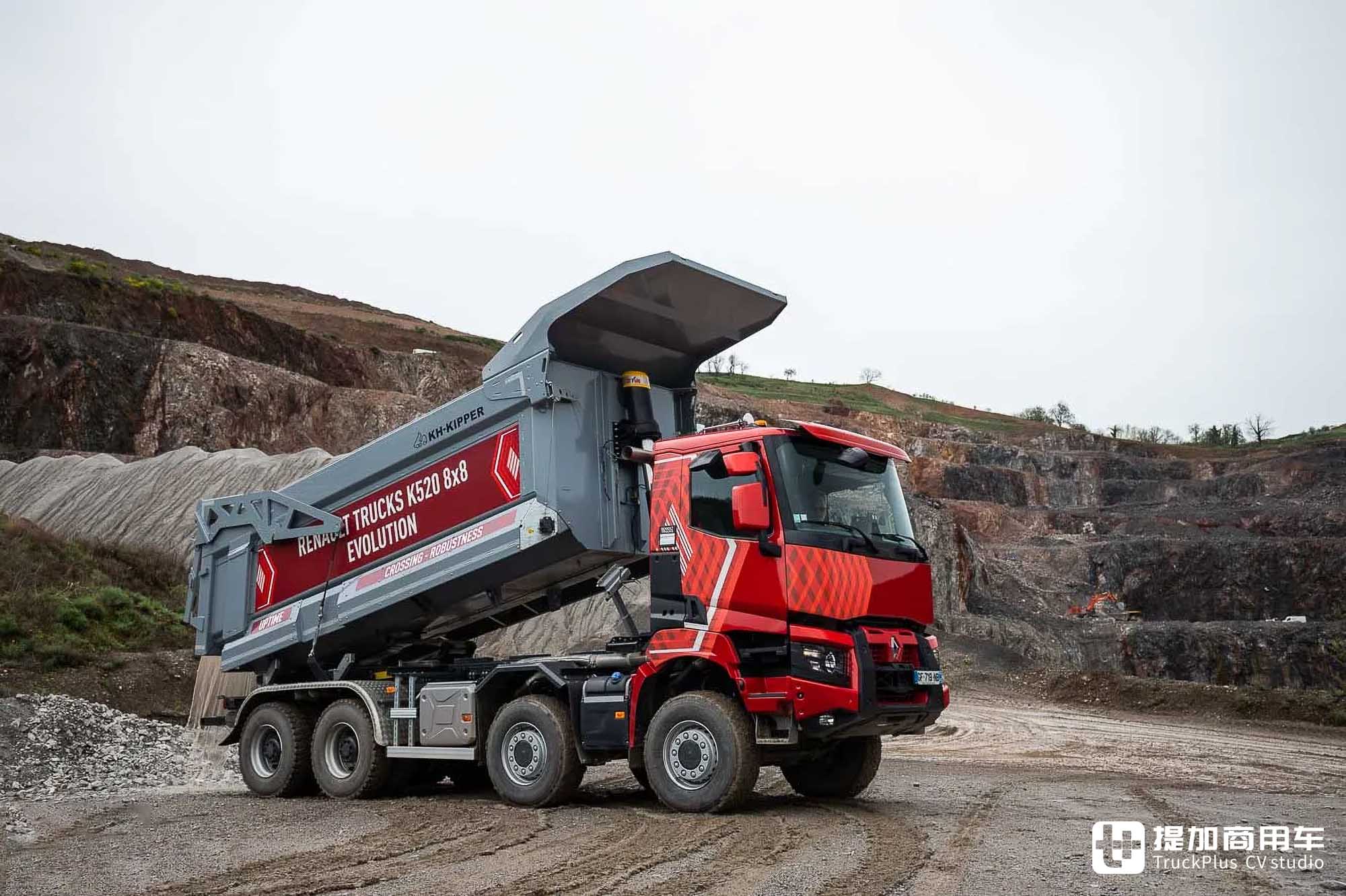 8x8全驱，独特外观设计+扎实底盘配置，雷诺K 520矿用自卸车了解一下