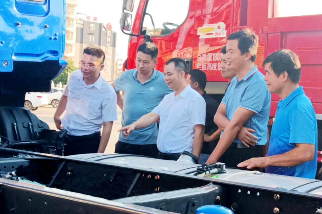 四大领先!乘龙H5创富版330大马力绿通车南宁上市 - 第4张 - 提加商用车网 四大领先!乘龙H5创富版330大马力绿通车南宁上市 - 第4张