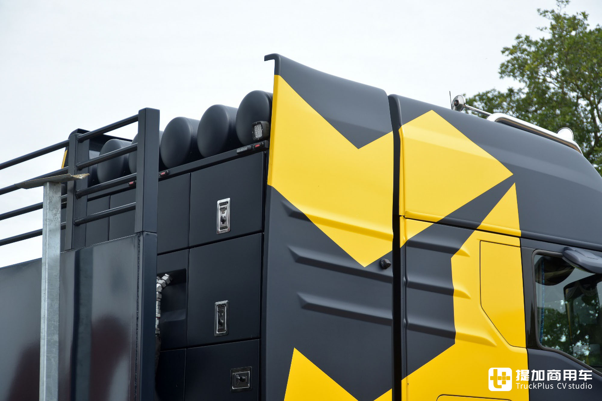 1:1比例的RC遥控车?可遥控行驶的庞然大物,这台曼恩TGX大件车不一般 - 第9张 - 提加商用车网 1:1比例的RC遥控车?可遥控行驶的庞然大物,这台曼恩TGX大件车不一般 - 第9张