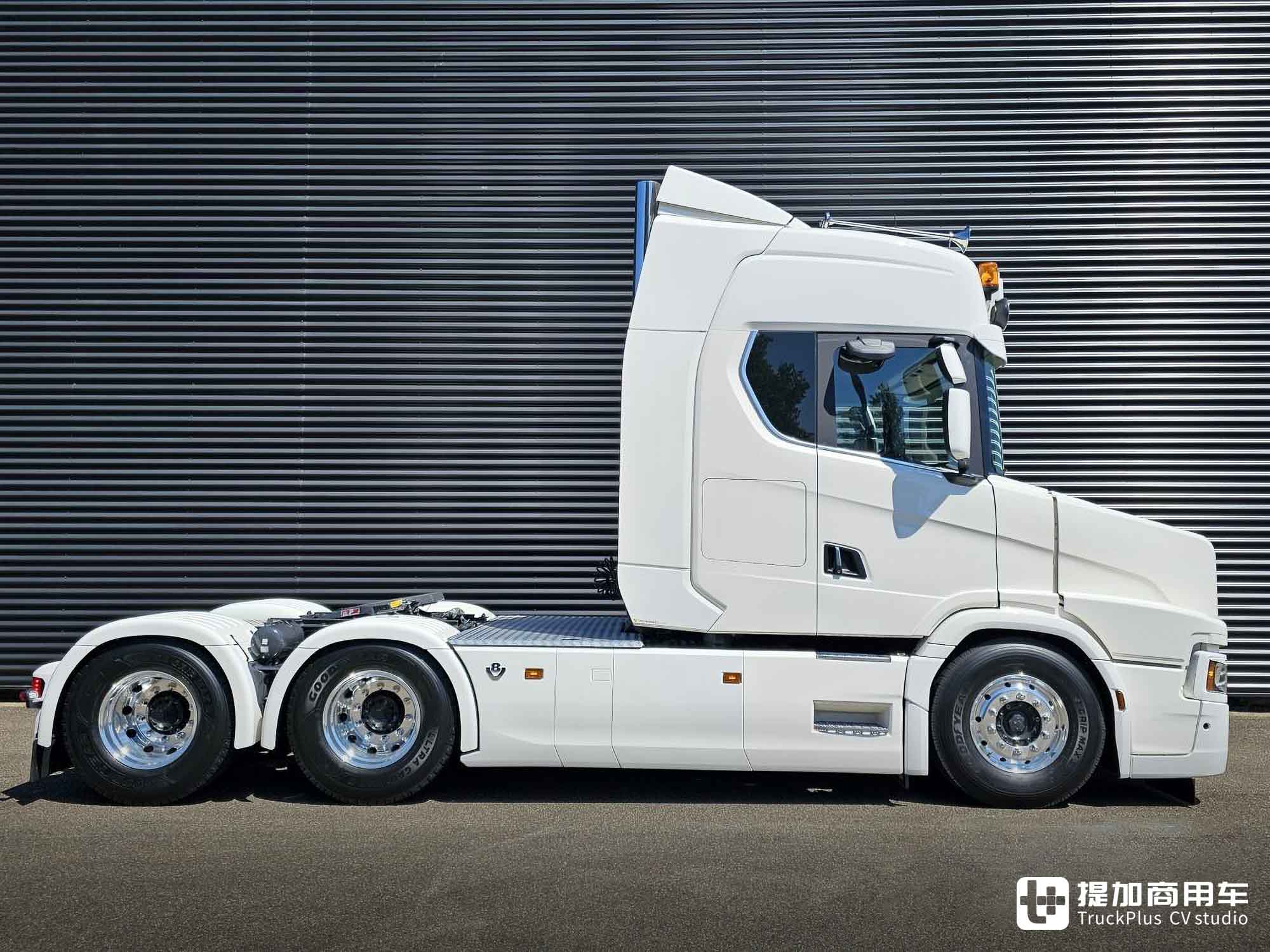 致敬3系长头卡车,搭载V8发动机,斯堪尼亚R 660爆改长头牵引车