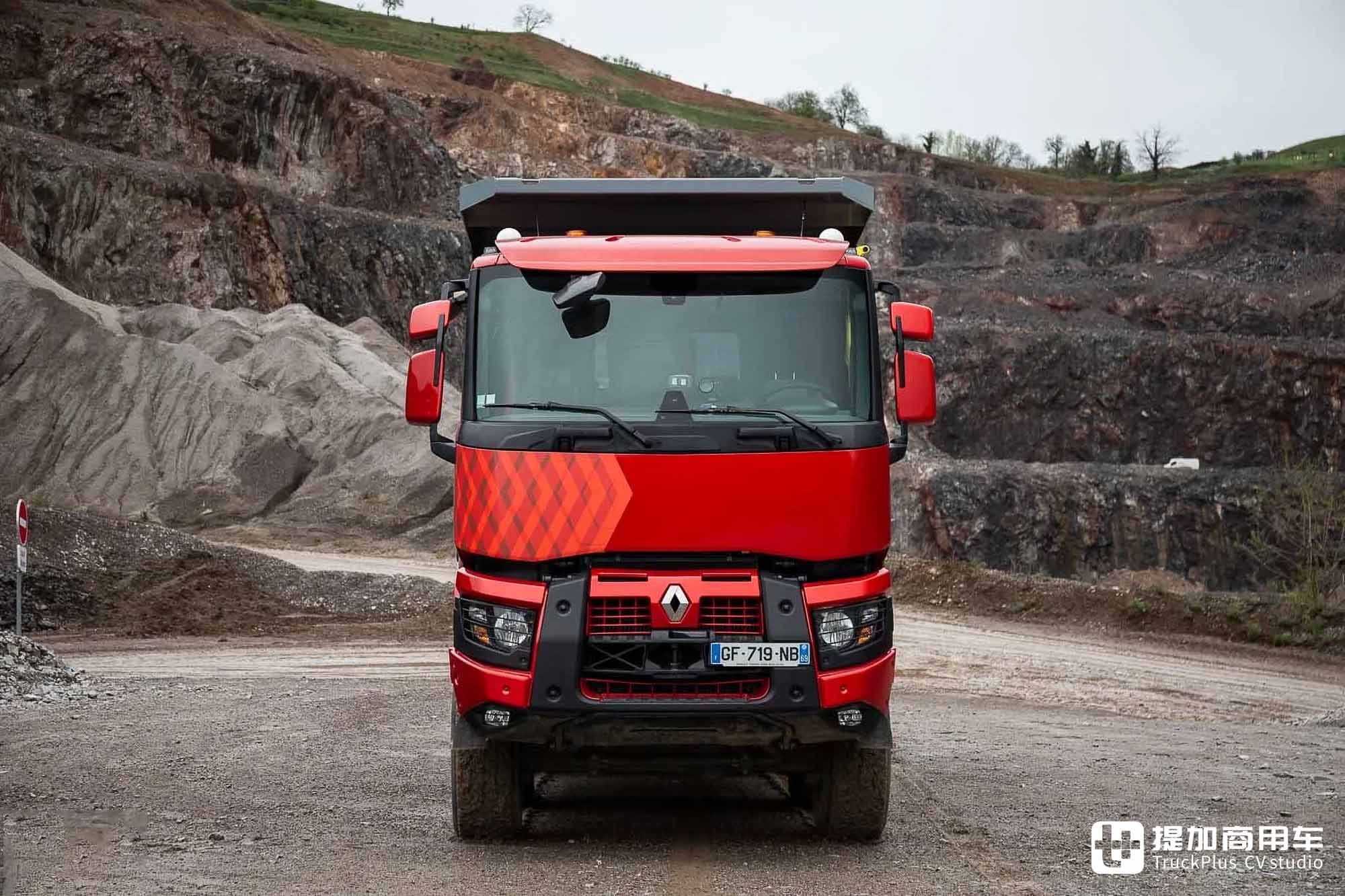 8x8全驱,独特外观设计+扎实底盘配置,雷诺K 520矿用自卸车了解一下 - 第2张 - 提加商用车网 8x8全驱,独特外观设计+扎实底盘配置,雷诺K 520矿用自卸车了解一下 - 第2张