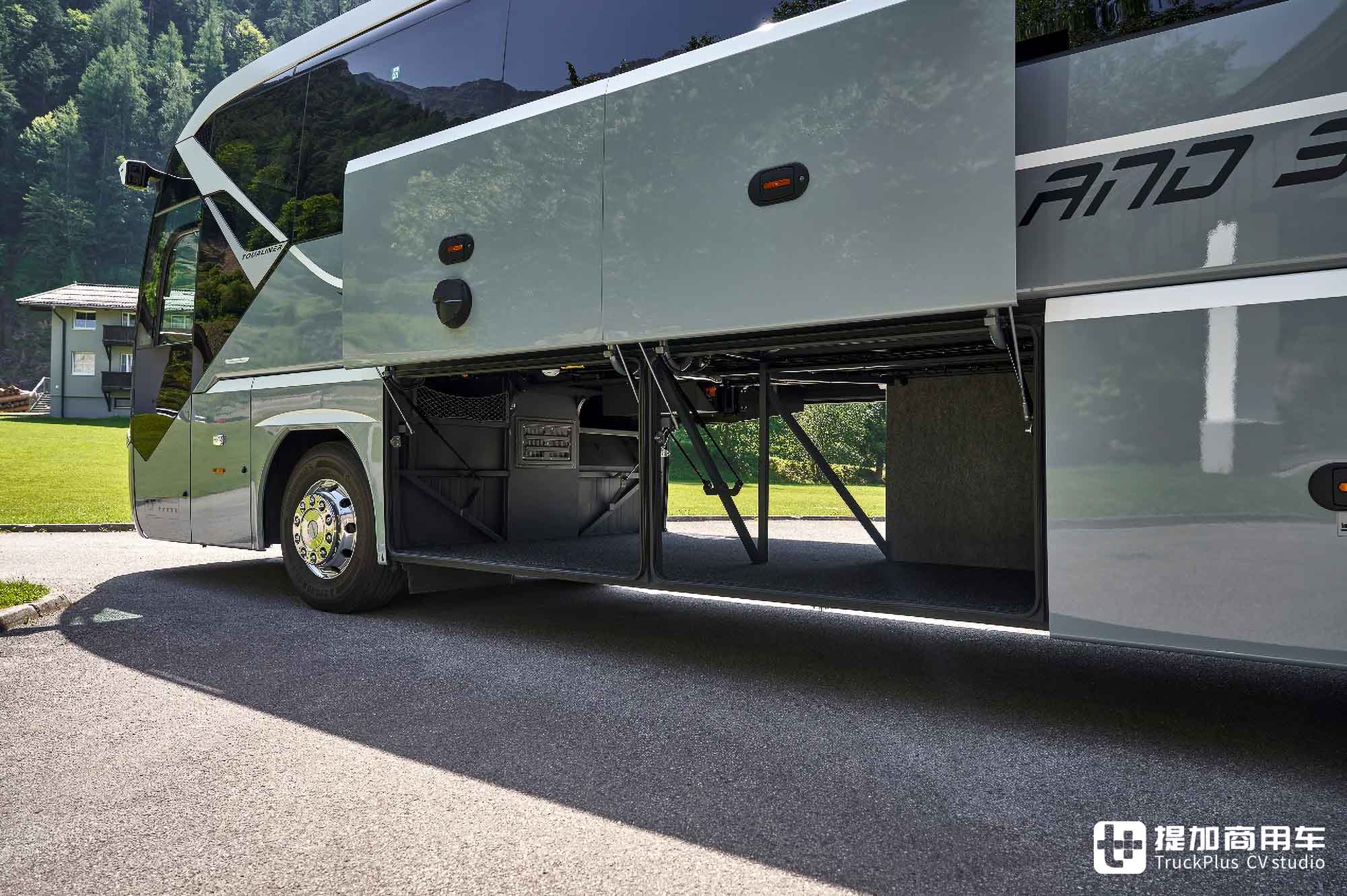 豪华度到位,安全性大升级,带你体验最新款尼奥普兰Tourliner L豪华大巴 - 第9张 - 提加商用车网 豪华度到位,安全性大升级,带你体验最新款尼奥普兰Tourliner L豪华大巴 - 第9张