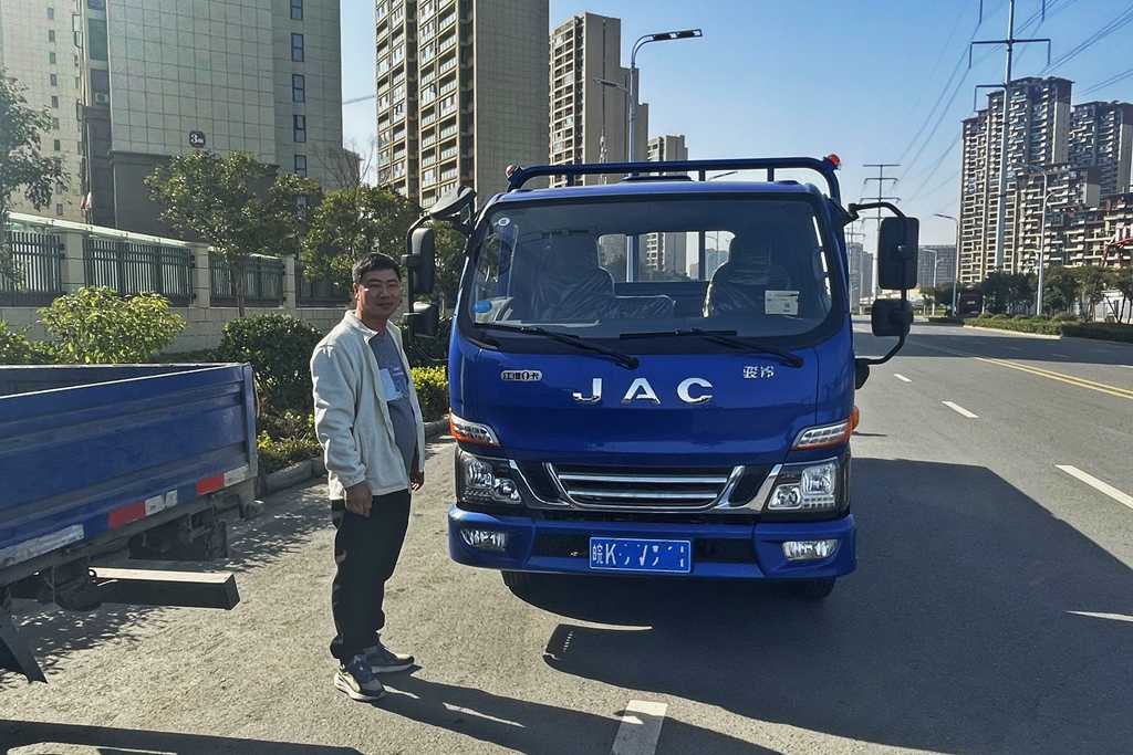专注建筑材料运输,阜阳朱老板与江淮1卡骏铃V5走出一条阳光大道 - 第1张 - 提加商用车网 专注建筑材料运输,阜阳朱老板与江淮1卡骏铃V5走出一条阳光大道 - 第1张