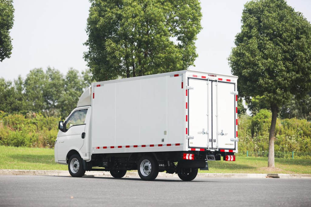 “新”意十足 高颜值纯电轿卡江淮1卡恺达U7来啦! - 第2张 - 提加商用车网 “新”意十足 高颜值纯电轿卡江淮1卡恺达U7来啦! - 第2张