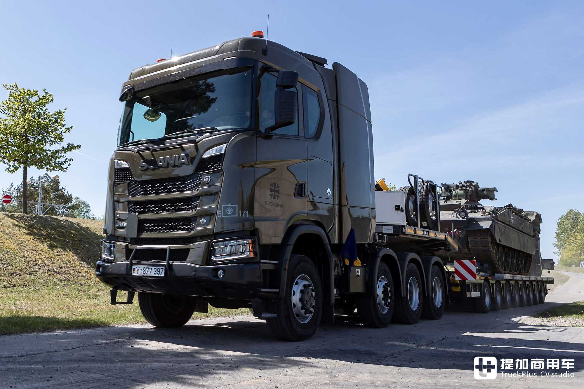 8x6驱动配V8发动机，牵引坦克专用，带您看斯堪尼亚650 S XT军用重型牵引车