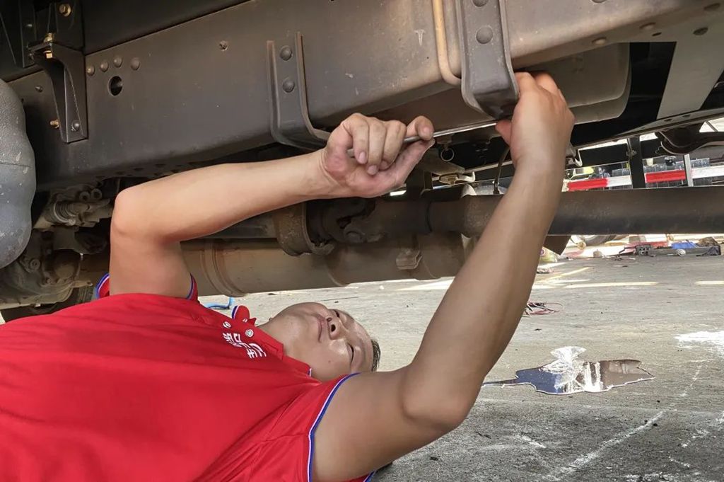 服务之星 | 李春波:巧手化险为夷 专业赢得赞誉 - 第2张 - 提加商用车网 服务之星 | 李春波:巧手化险为夷 专业赢得赞誉 - 第2张