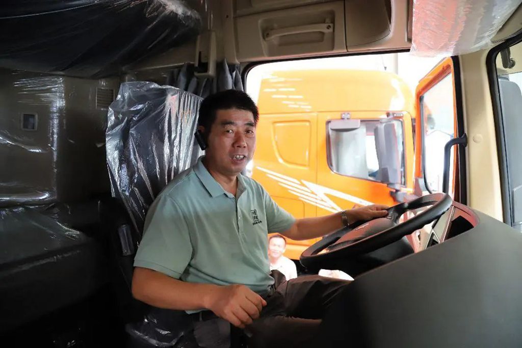 芜湖危化品运输企业走进联合重卡 共谋发展新篇章 - 第5张 - 提加商用车网 芜湖危化品运输企业走进联合重卡 共谋发展新篇章 - 第5张