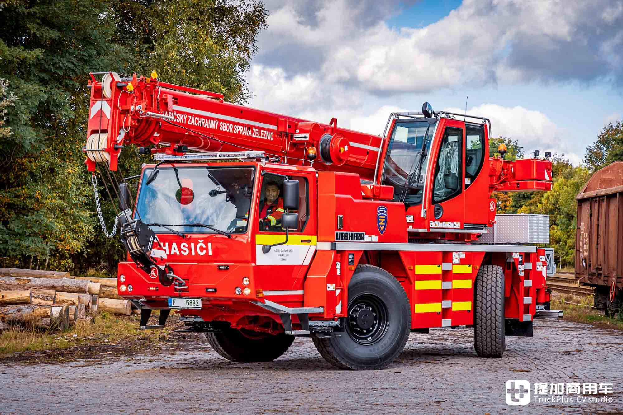 消防局也用吊车?4x4全驱配全轮转向+蟹行模式,带你看利勃海尔LTM 1030-2.1全地面起重机 - 第1张 - 提加商用车网 消防局也用吊车?4x4全驱配全轮转向+蟹行模式,带你看利勃海尔LTM 1030-2.1全地面起重机 - 第1张