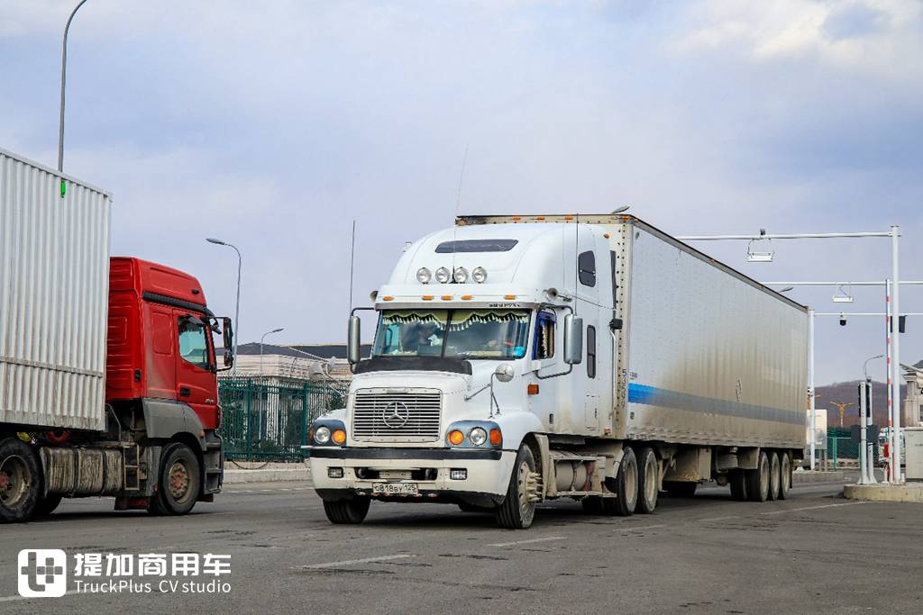 绥芬河口岸俄罗斯卡车实拍终章来了,再带你看看老毛子爱开的那些美国卡车 - 第7张 - 提加商用车网 绥芬河口岸俄罗斯卡车实拍终章来了,再带你看看老毛子爱开的那些美国卡车 - 第7张