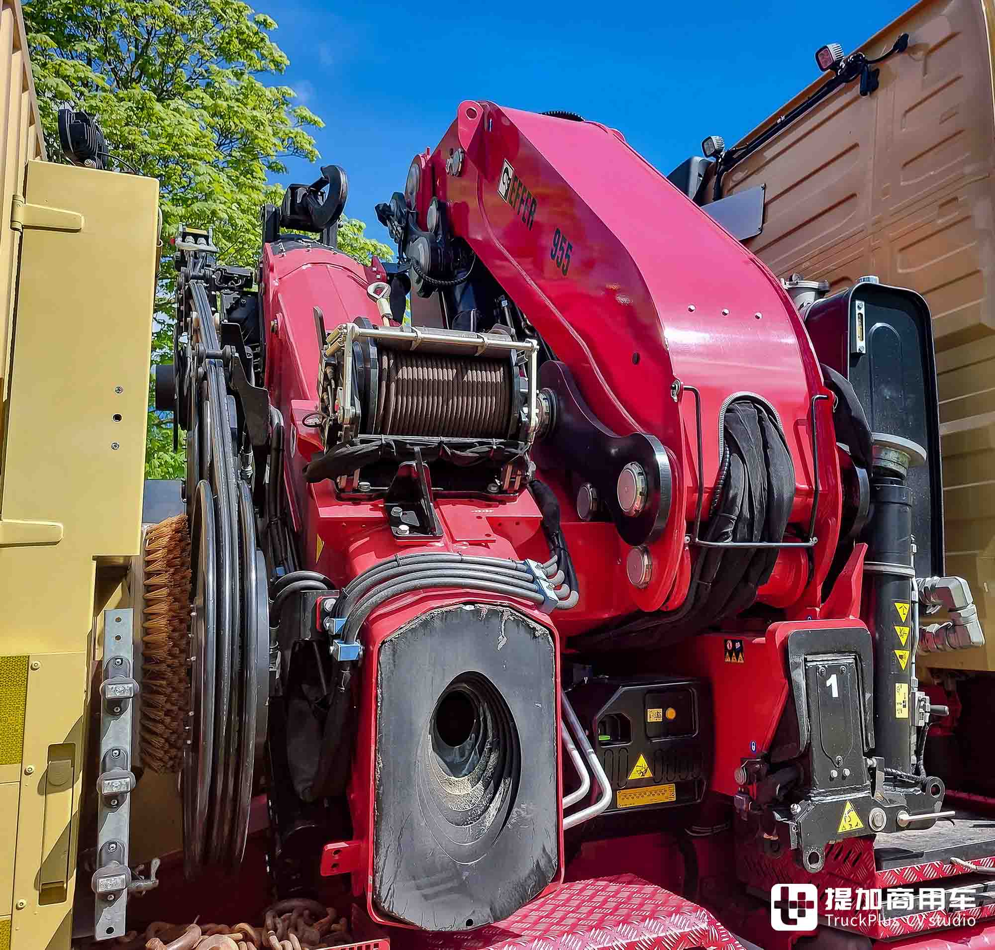 750匹马力+顶级车身配置,大件运输后勤车,沃尔沃FH 16多用途随车吊实拍 - 第15张 - 提加商用车网 750匹马力+顶级车身配置,大件运输后勤车,沃尔沃FH 16多用途随车吊实拍 - 第15张