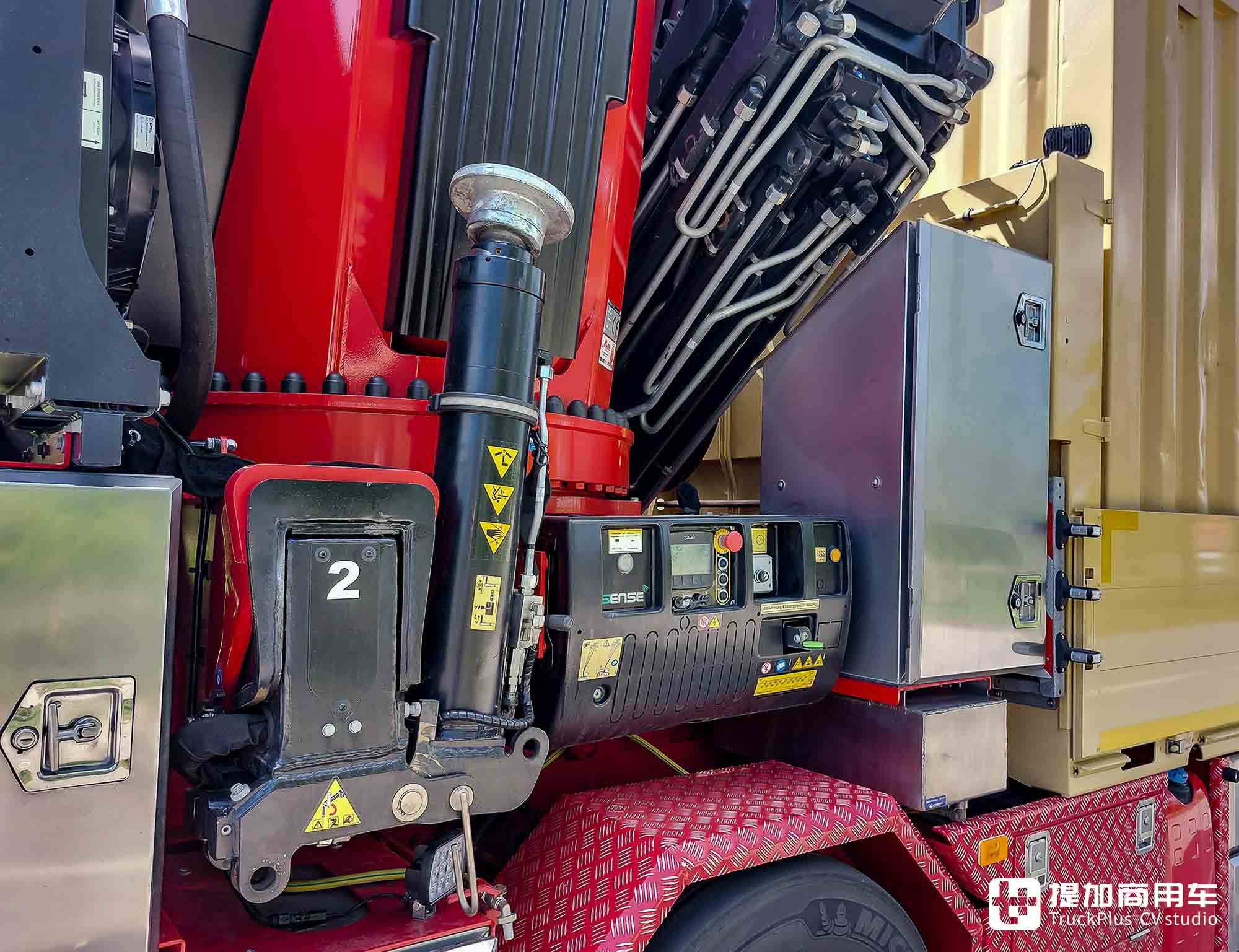 750匹马力+顶级车身配置,大件运输后勤车,沃尔沃FH 16多用途随车吊实拍 - 第17张 - 提加商用车网 750匹马力+顶级车身配置,大件运输后勤车,沃尔沃FH 16多用途随车吊实拍 - 第17张