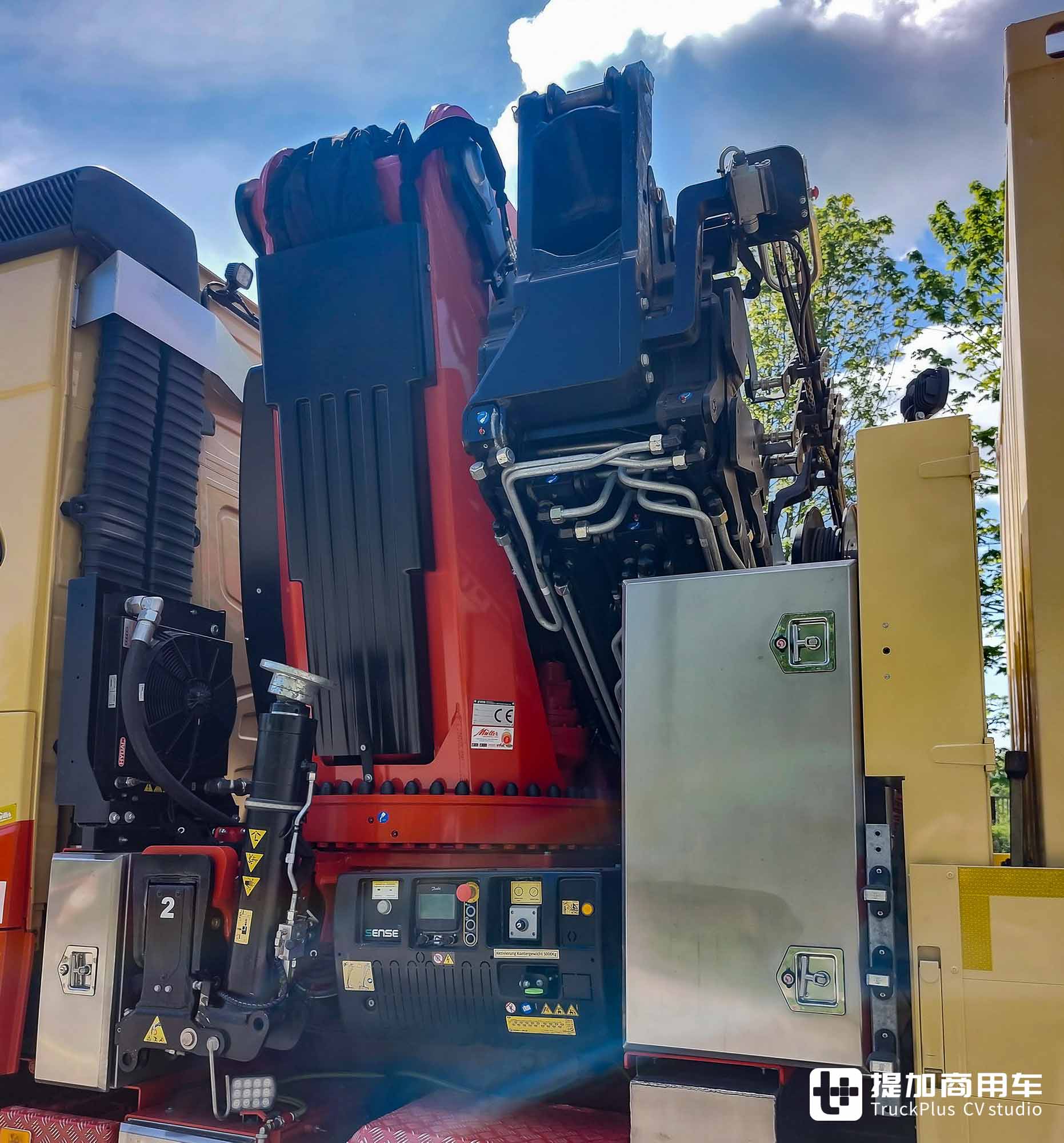 750匹马力+顶级车身配置,大件运输后勤车,沃尔沃FH 16多用途随车吊实拍 - 第18张 - 提加商用车网 750匹马力+顶级车身配置,大件运输后勤车,沃尔沃FH 16多用途随车吊实拍 - 第18张