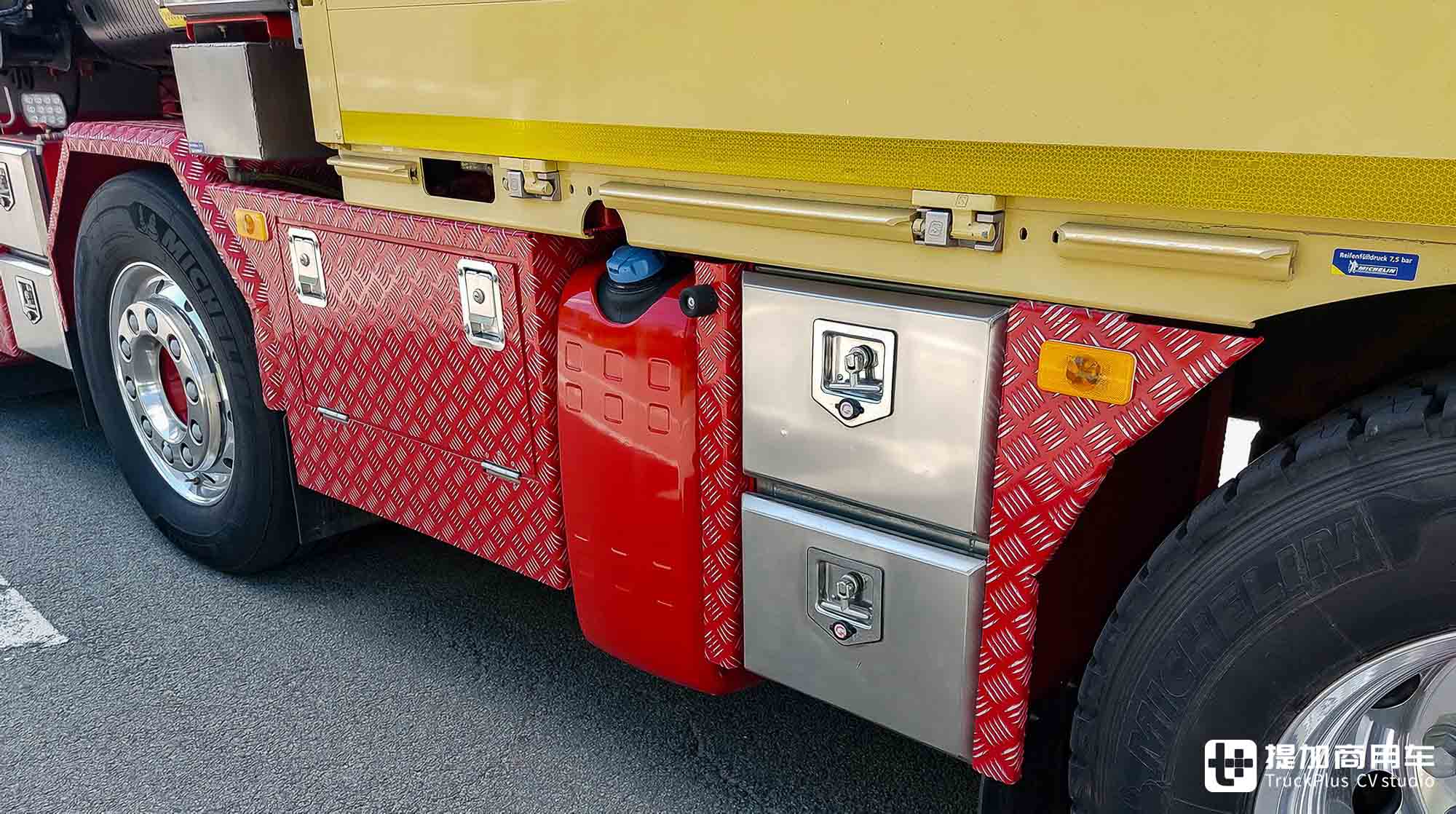 750匹马力+顶级车身配置,大件运输后勤车,沃尔沃FH 16多用途随车吊实拍 - 第19张 - 提加商用车网 750匹马力+顶级车身配置,大件运输后勤车,沃尔沃FH 16多用途随车吊实拍 - 第19张