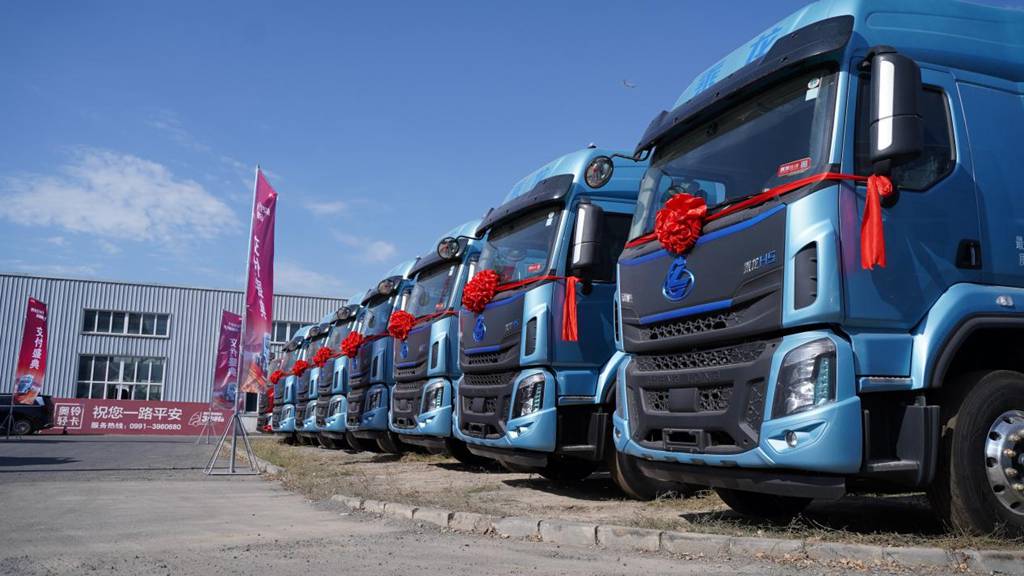 乘龙引领绿色运输革命！50台H5换电牵引乌鲁木齐盛大交付 - 第4张