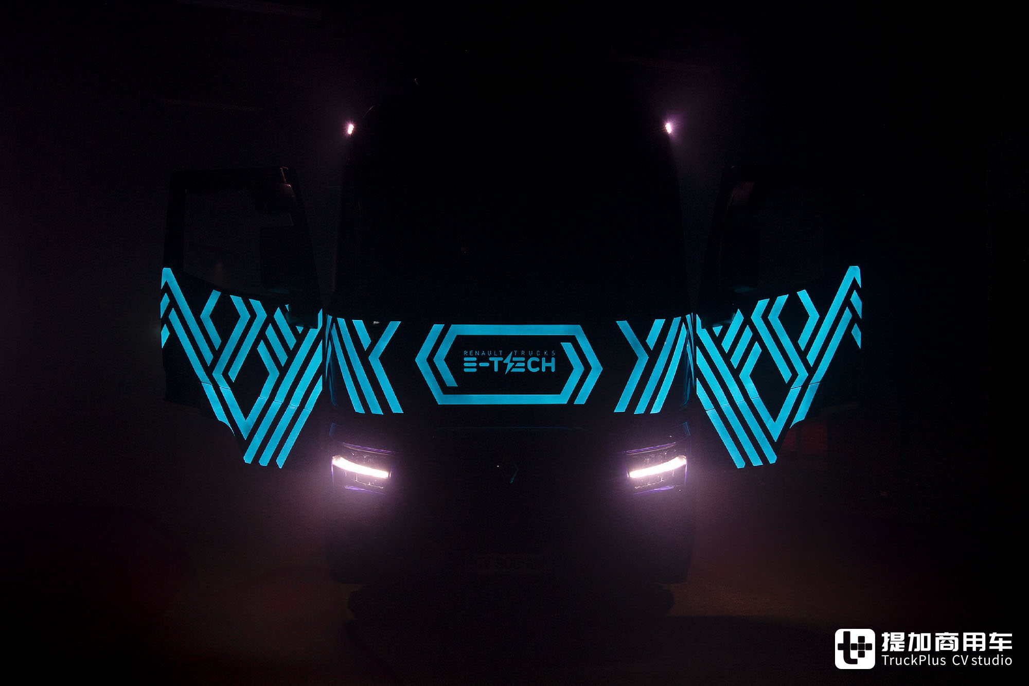 电致发光车漆,黑夜最靓的仔?雷诺E-Tech T“钻石回响”纯电动牵引车了解一下 - 第4张 - 提加商用车网 电致发光车漆,黑夜最靓的仔?雷诺E-Tech T“钻石回响”纯电动牵引车了解一下 - 第4张