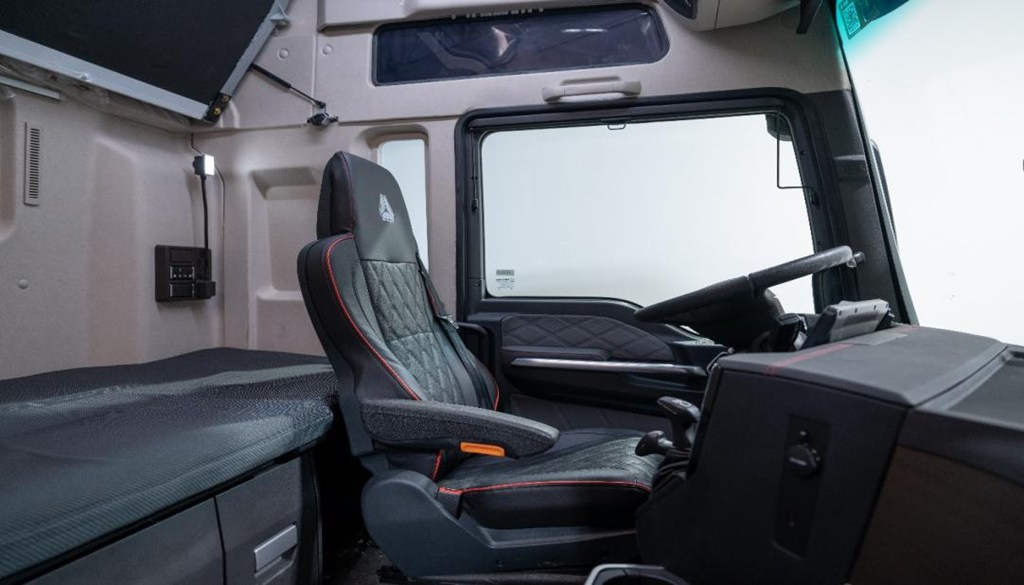 中国重汽汕德卡G7H 630燃气牵引车——公路物流的智选良伴 - 第4张