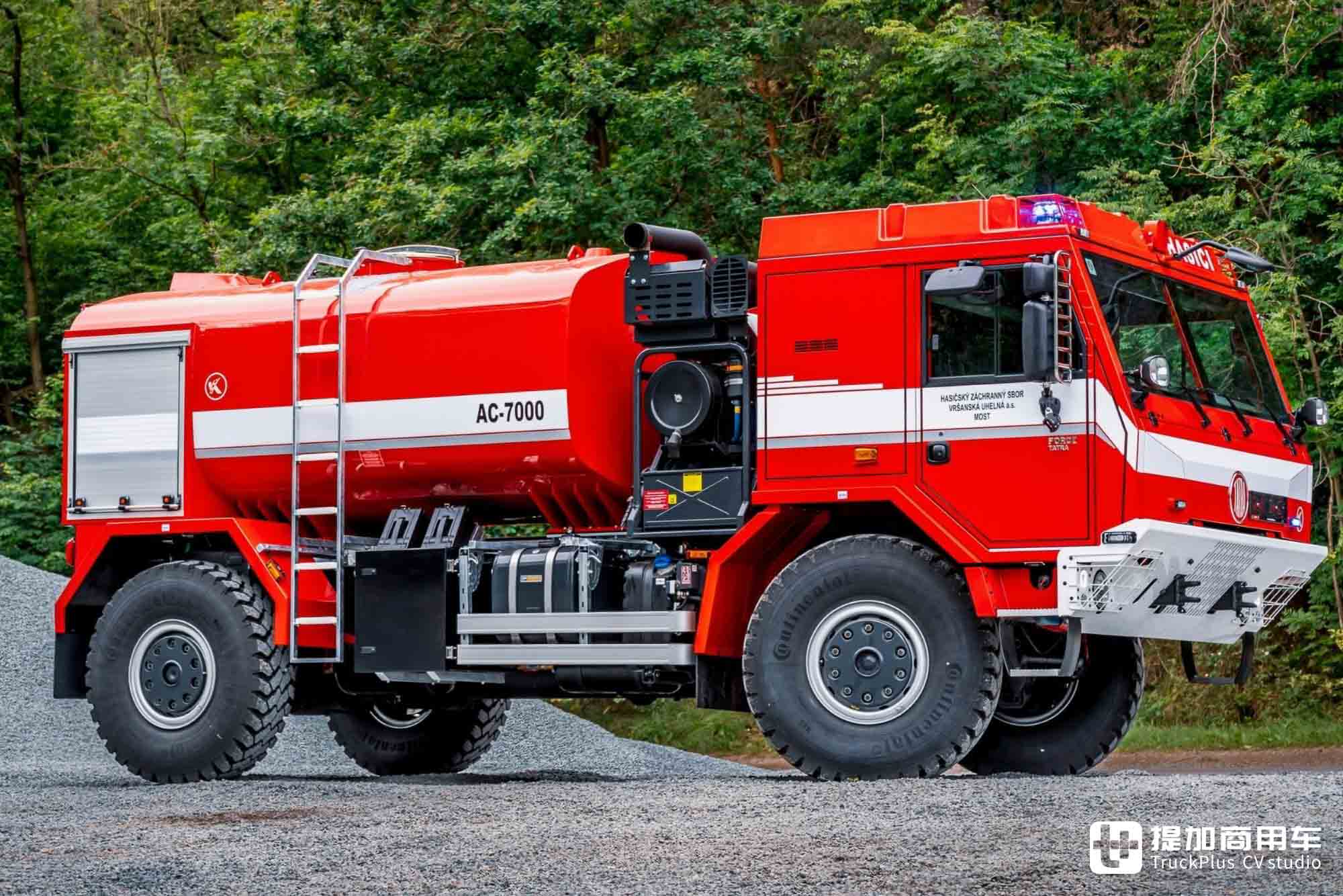 4x4全驱，超短前后悬通过性强，短小精悍的太脱拉Force水罐消防车实拍